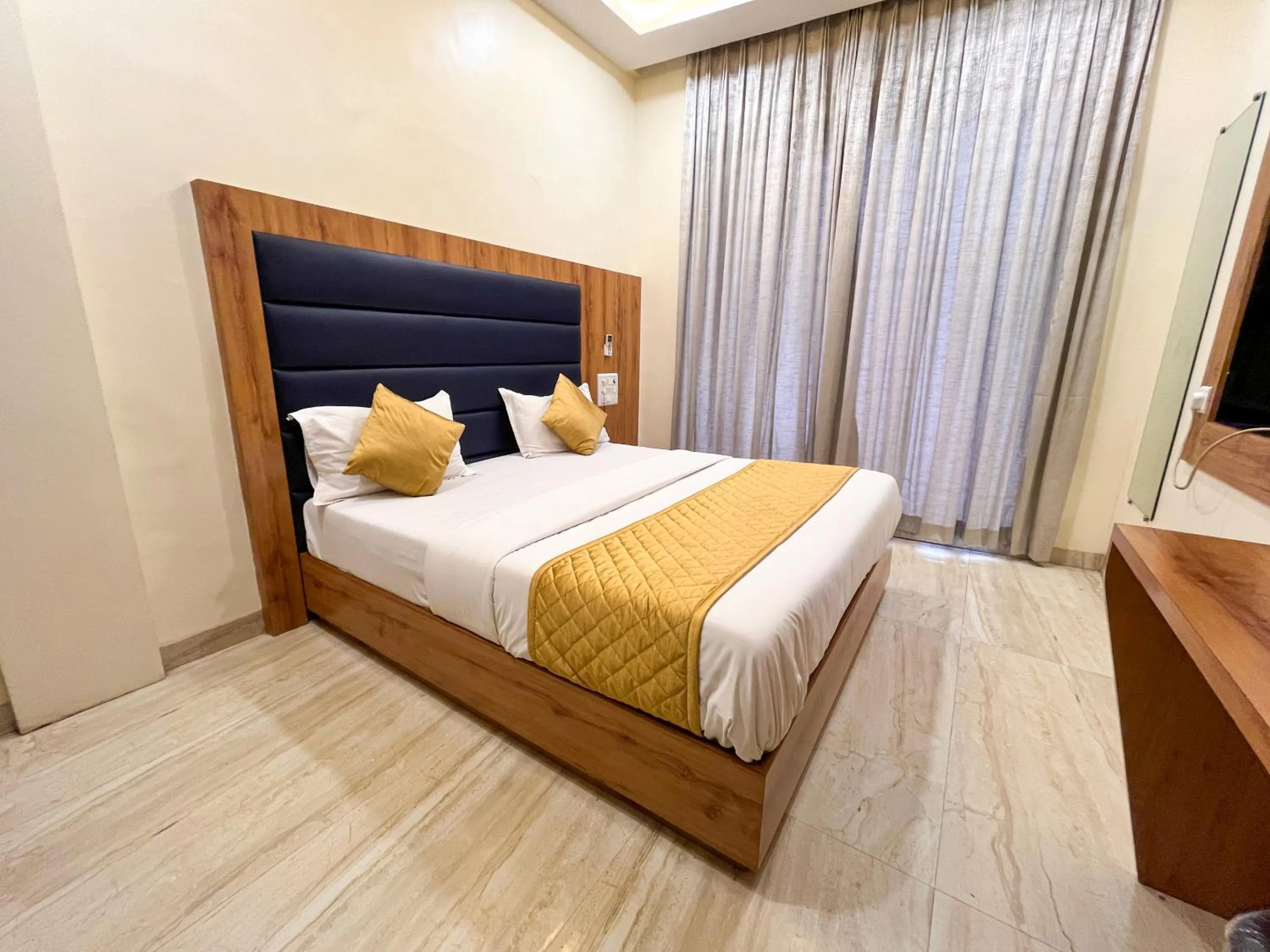 Photo of the whole room, Bed in Hotel National - Grant Road