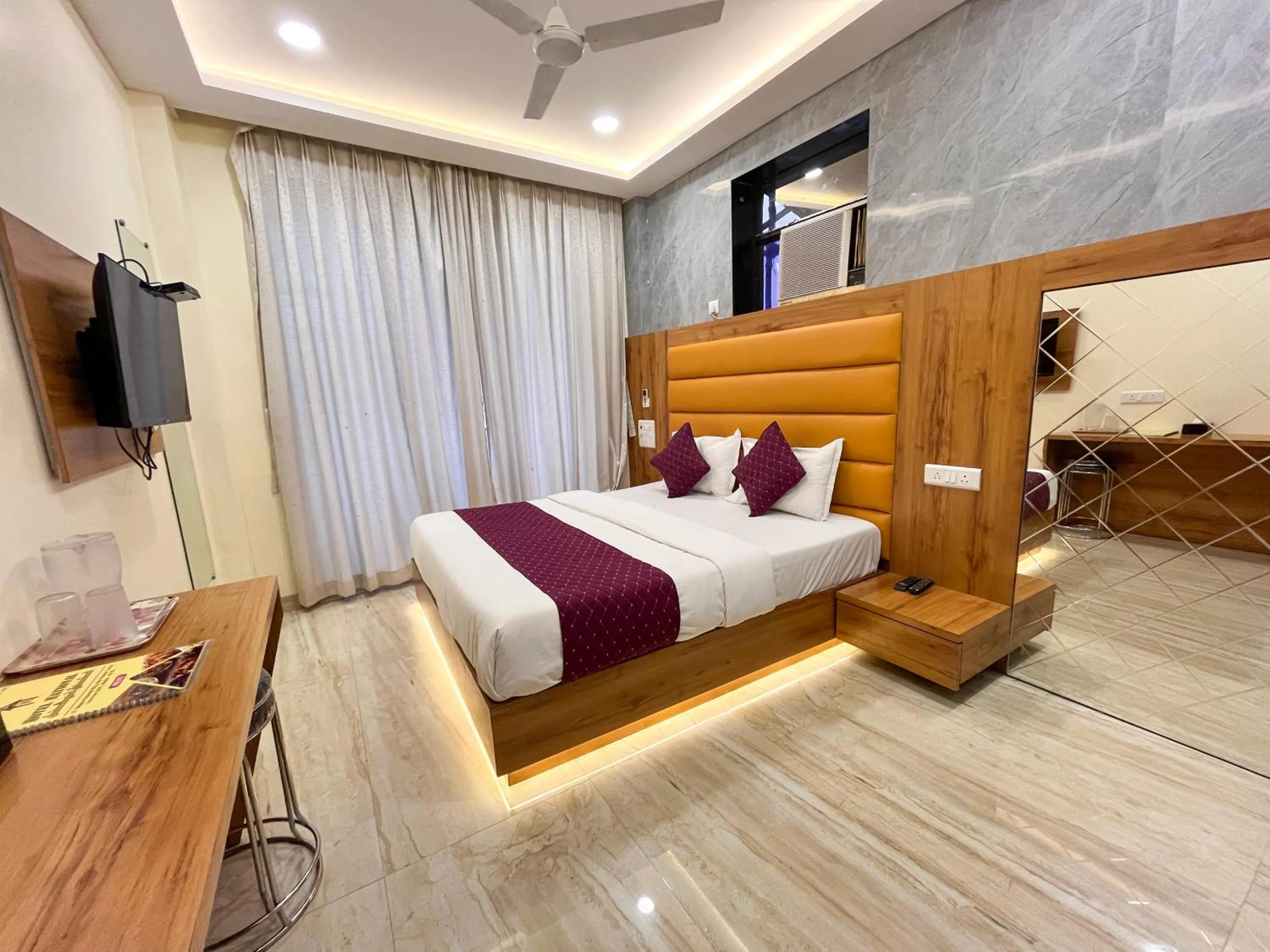 Photo of the whole room, Bed in Hotel National - Grant Road