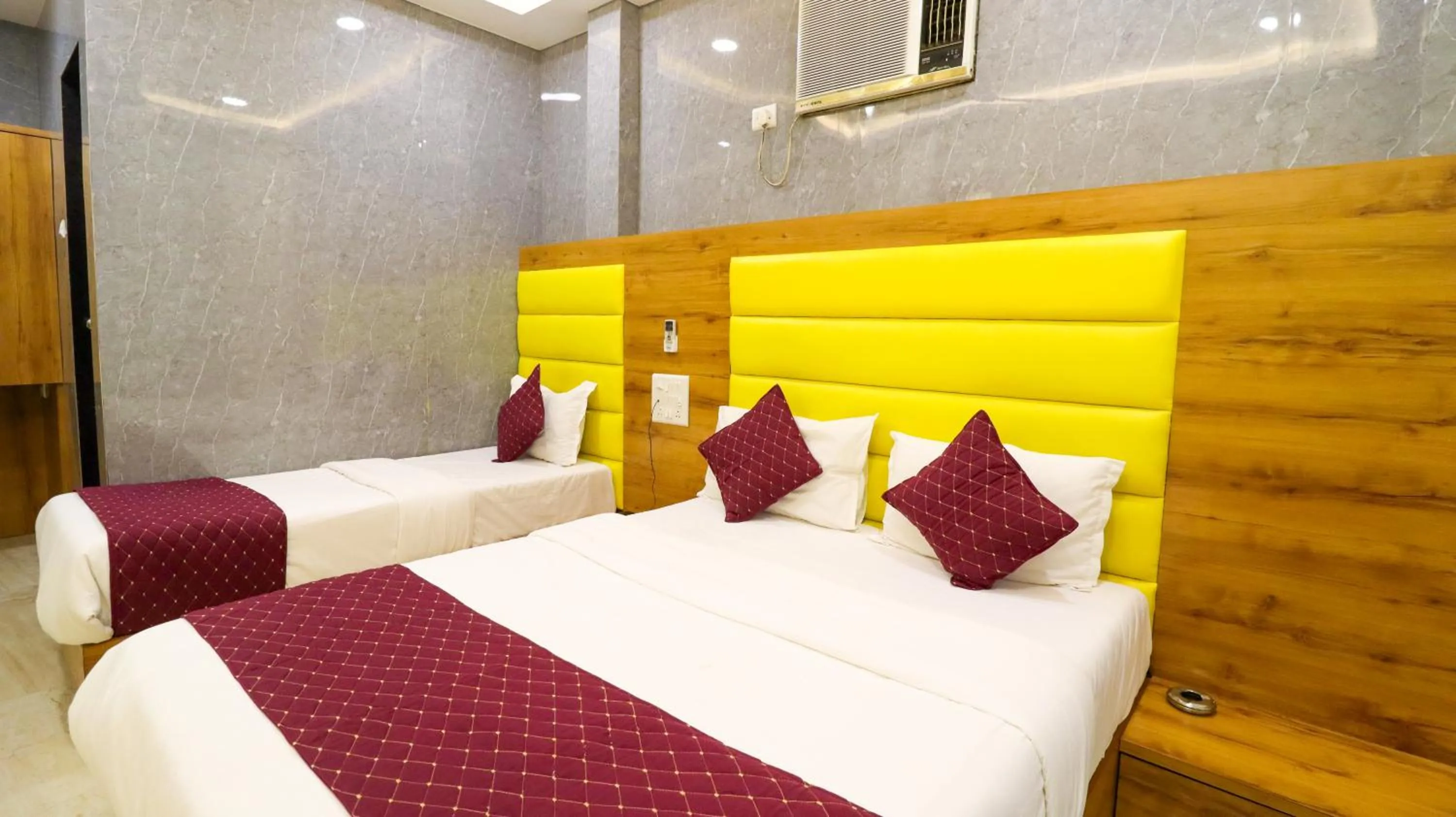 Bedroom, Bed in Hotel National - Grant Road