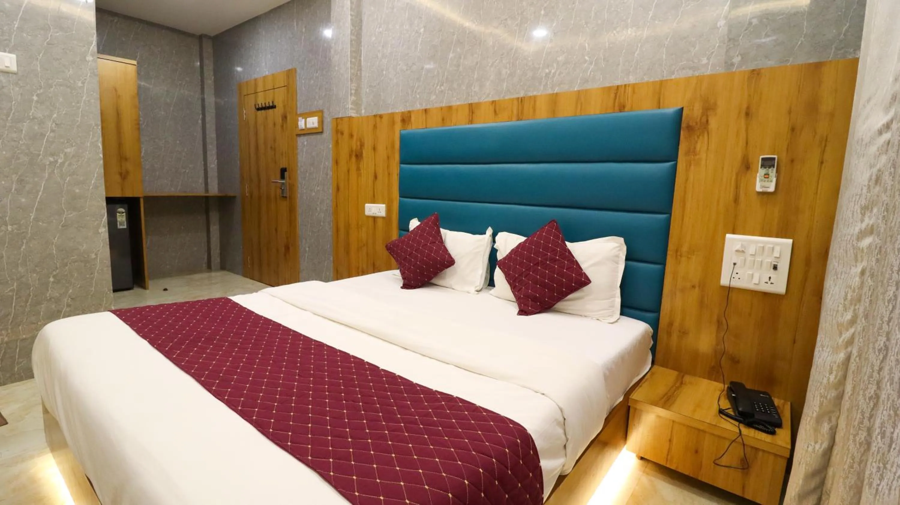 Photo of the whole room, Bed in Hotel National - Grant Road