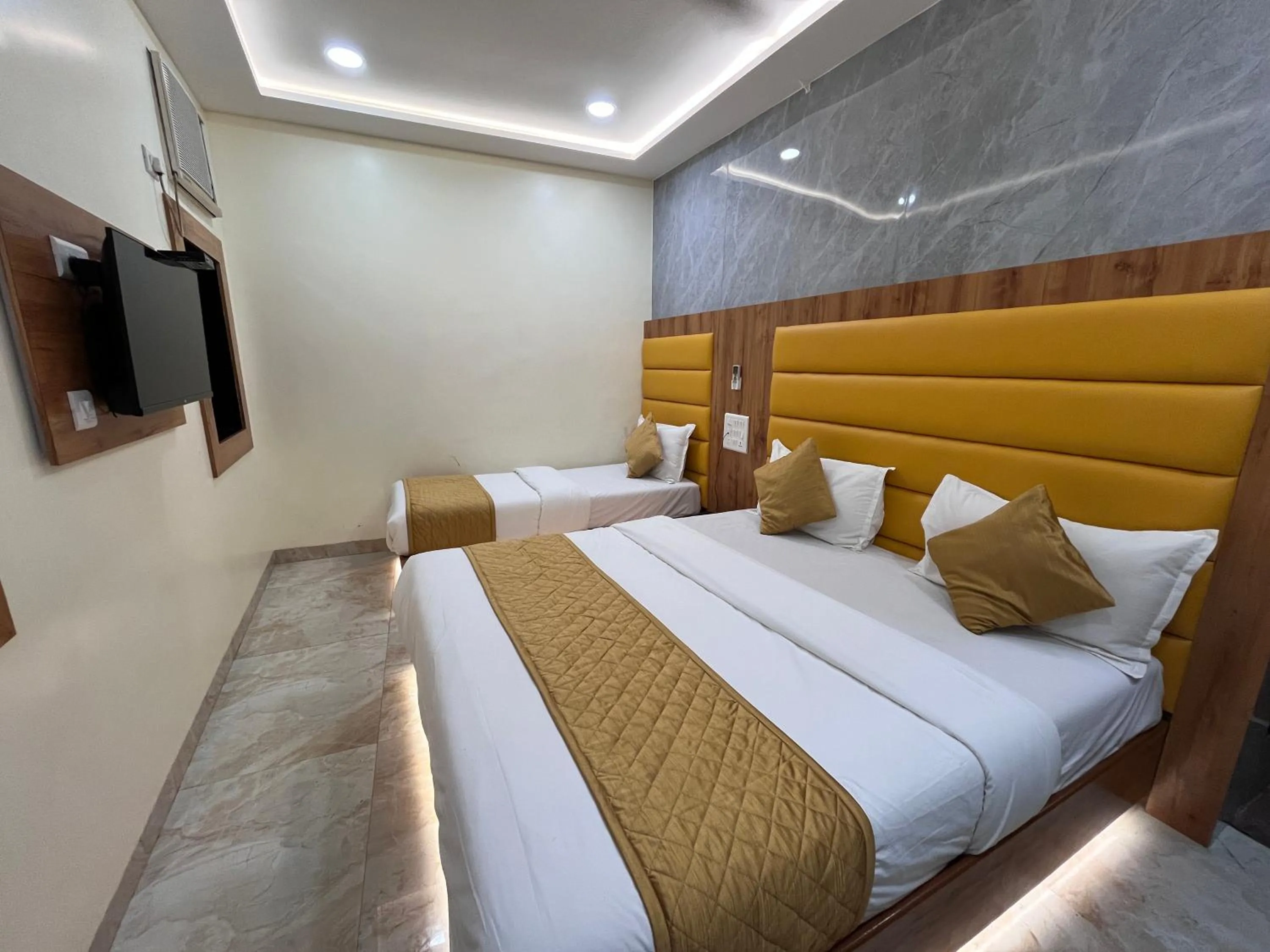 Bedroom, Bed in Hotel National - Grant Road