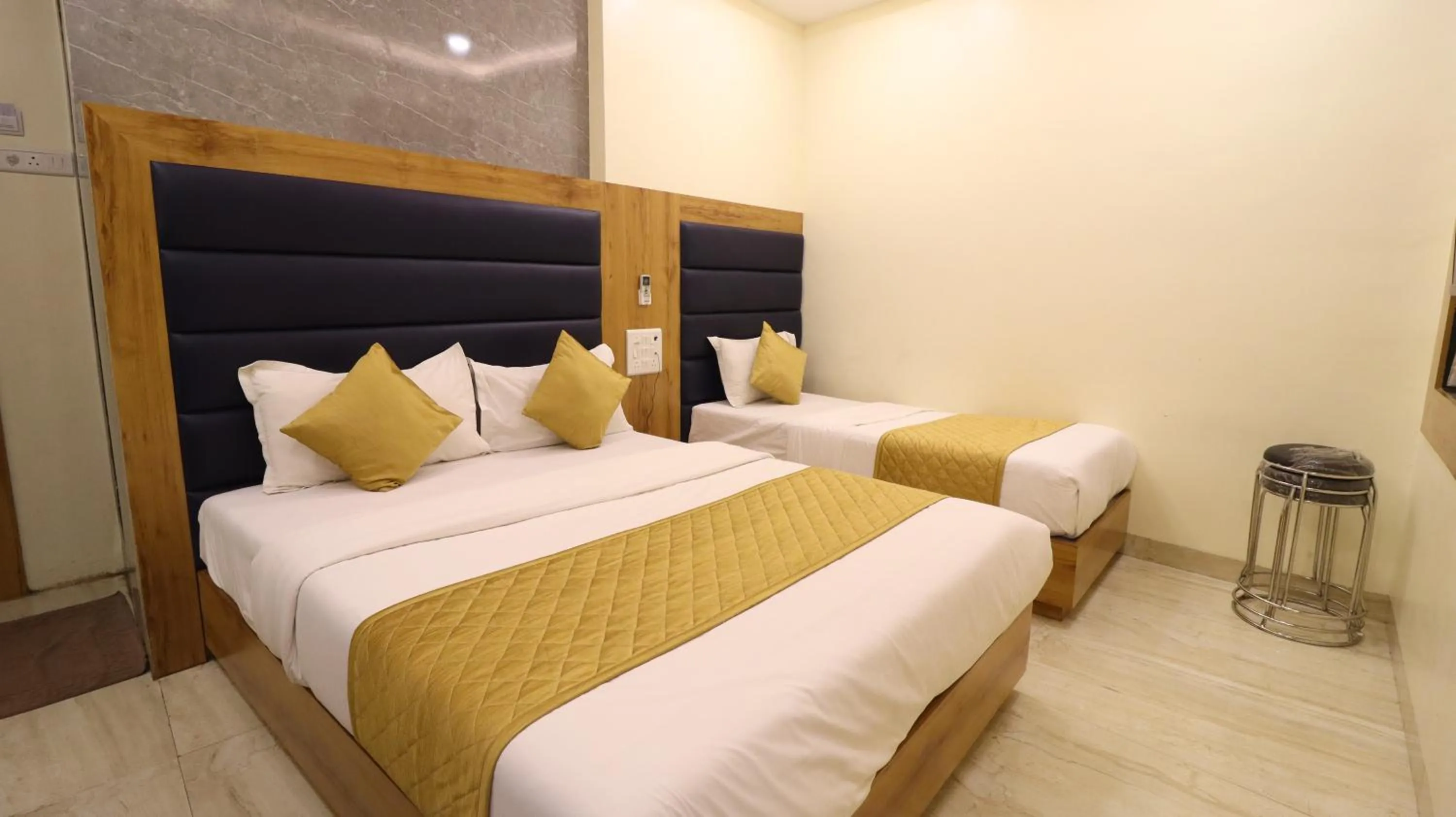 Photo of the whole room, Bed in Hotel National - Grant Road