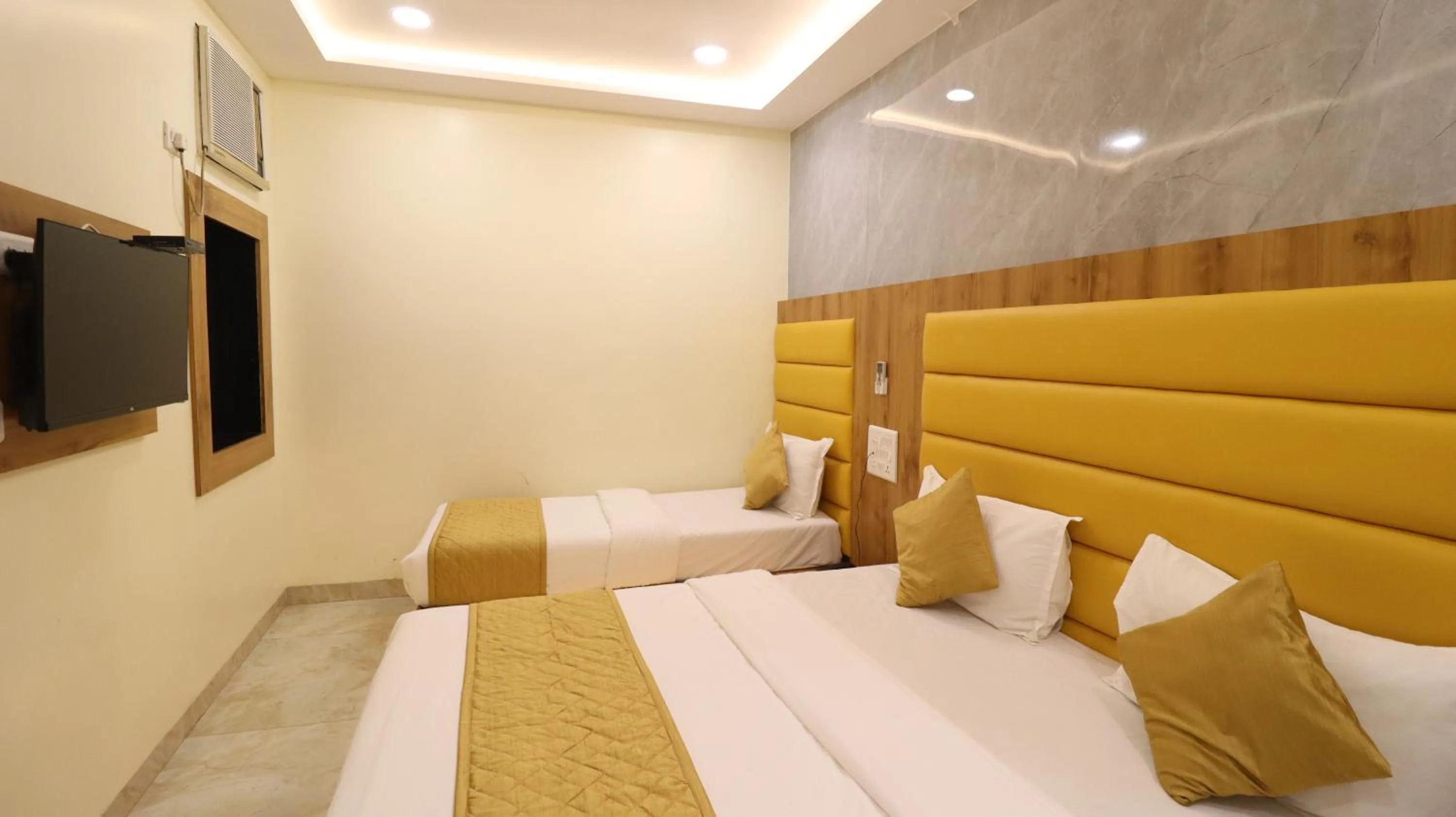 Photo of the whole room, Bed in Hotel National - Grant Road