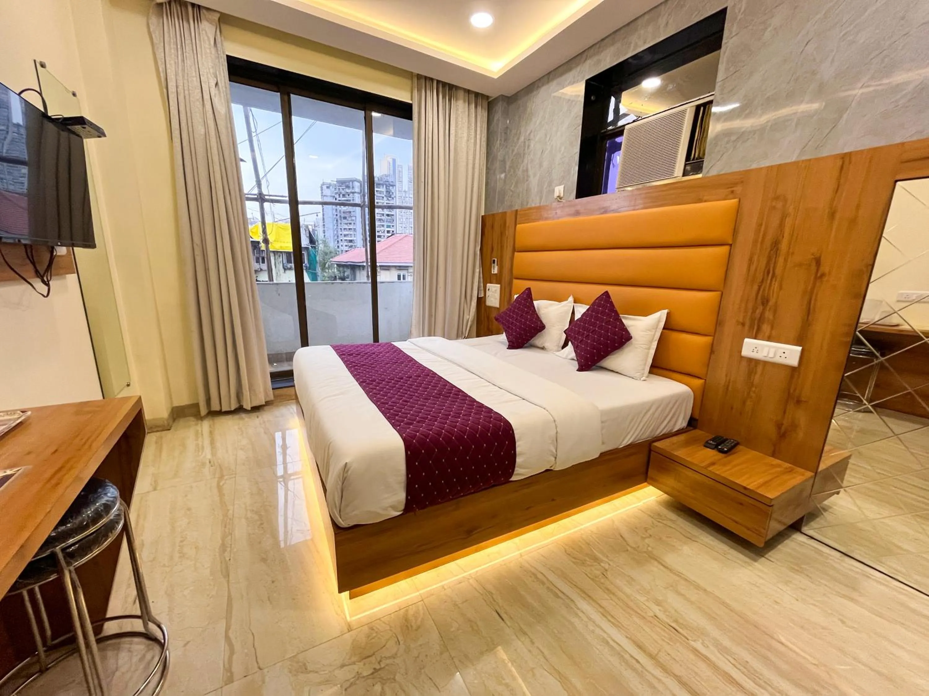 Living room, Bed in Hotel National - Grant Road