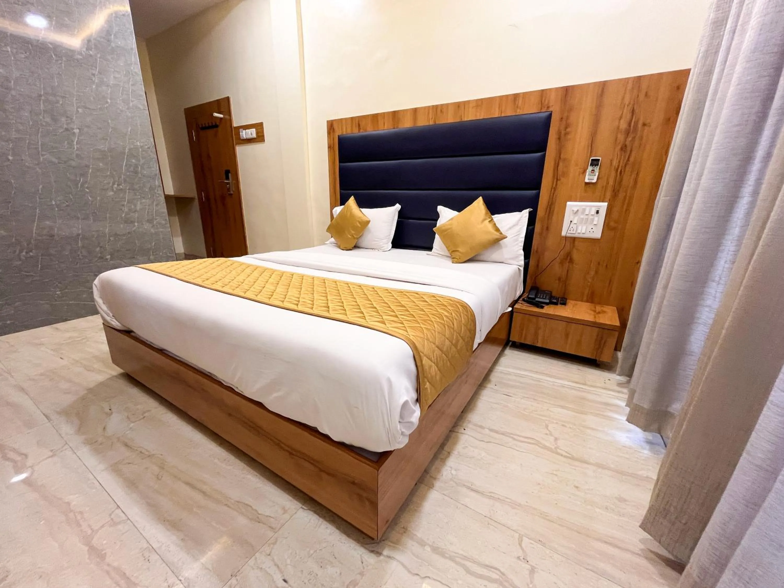 Bedroom, Bed in Hotel National - Grant Road