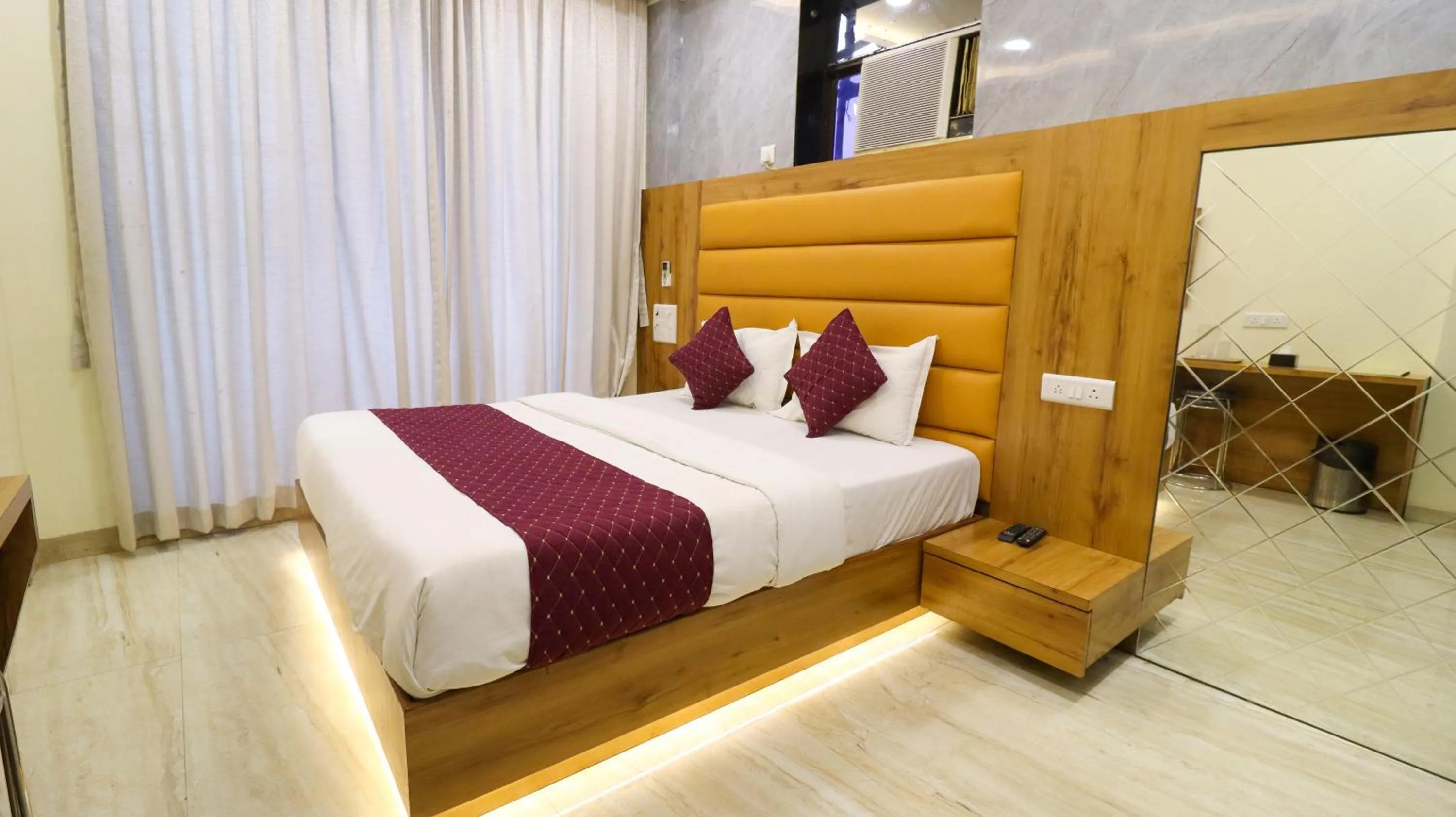 Photo of the whole room, Bed in Hotel National - Grant Road