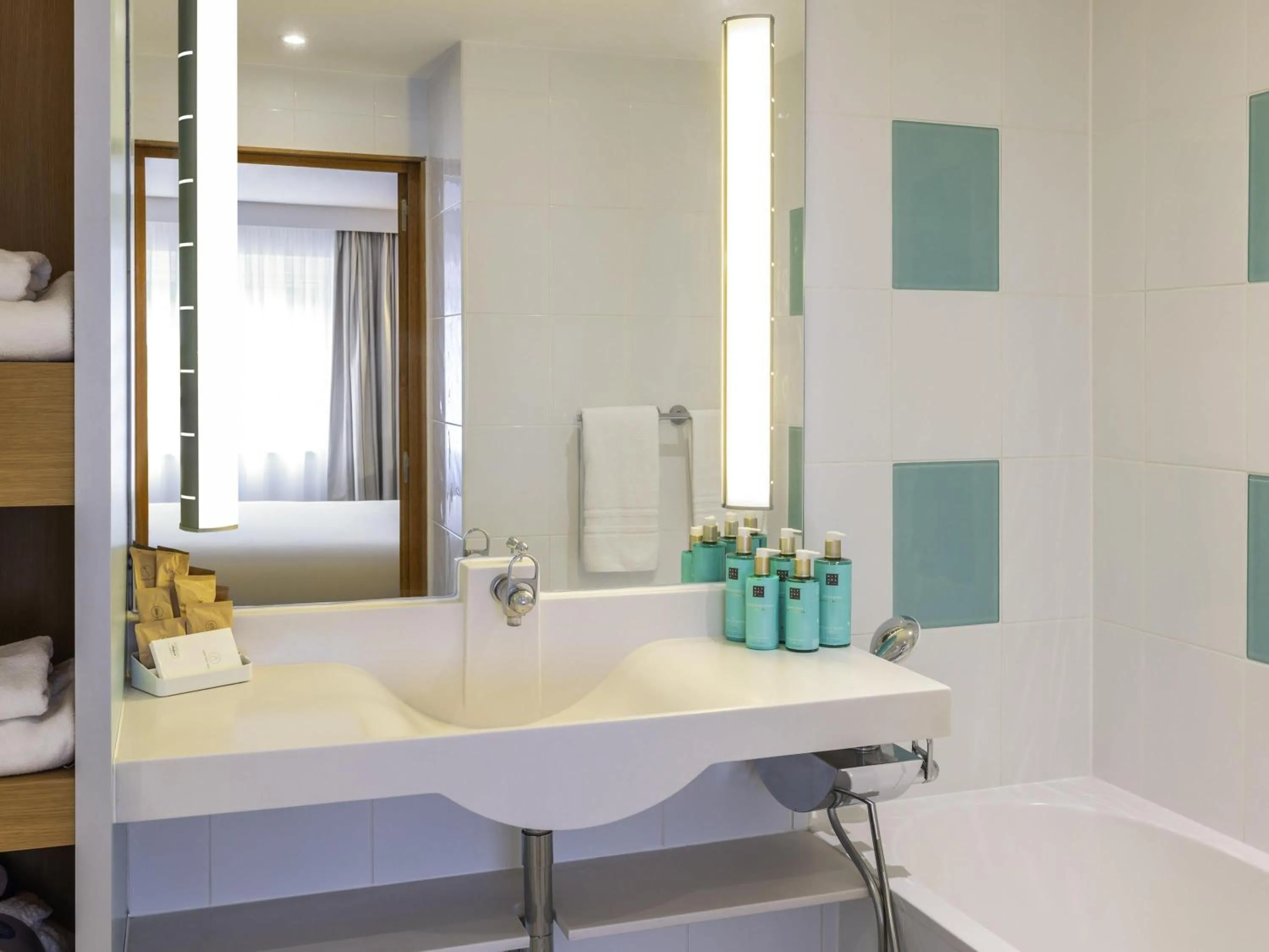 Photo of the whole room in Novotel Bristol Centre