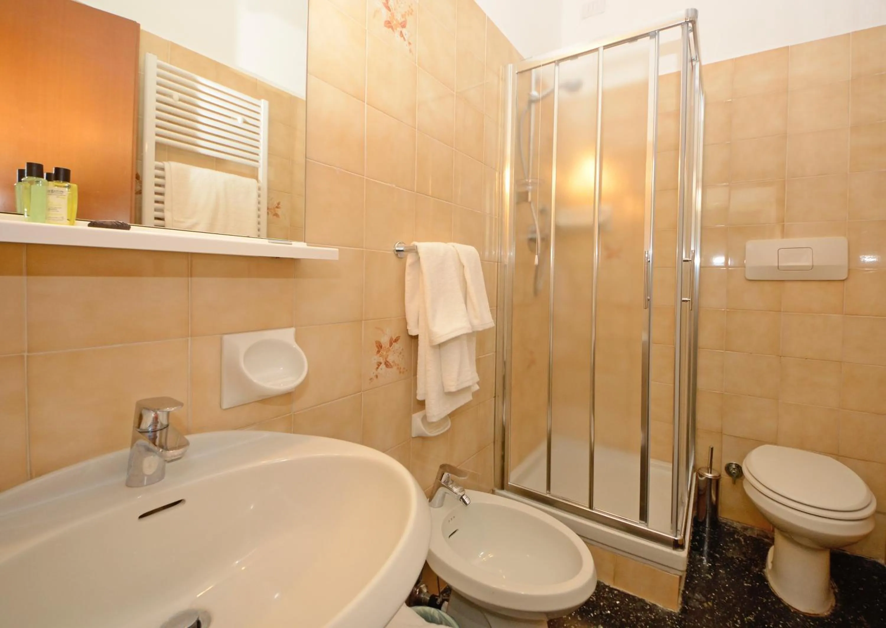Bathroom in Hotel Lido Mazzini
