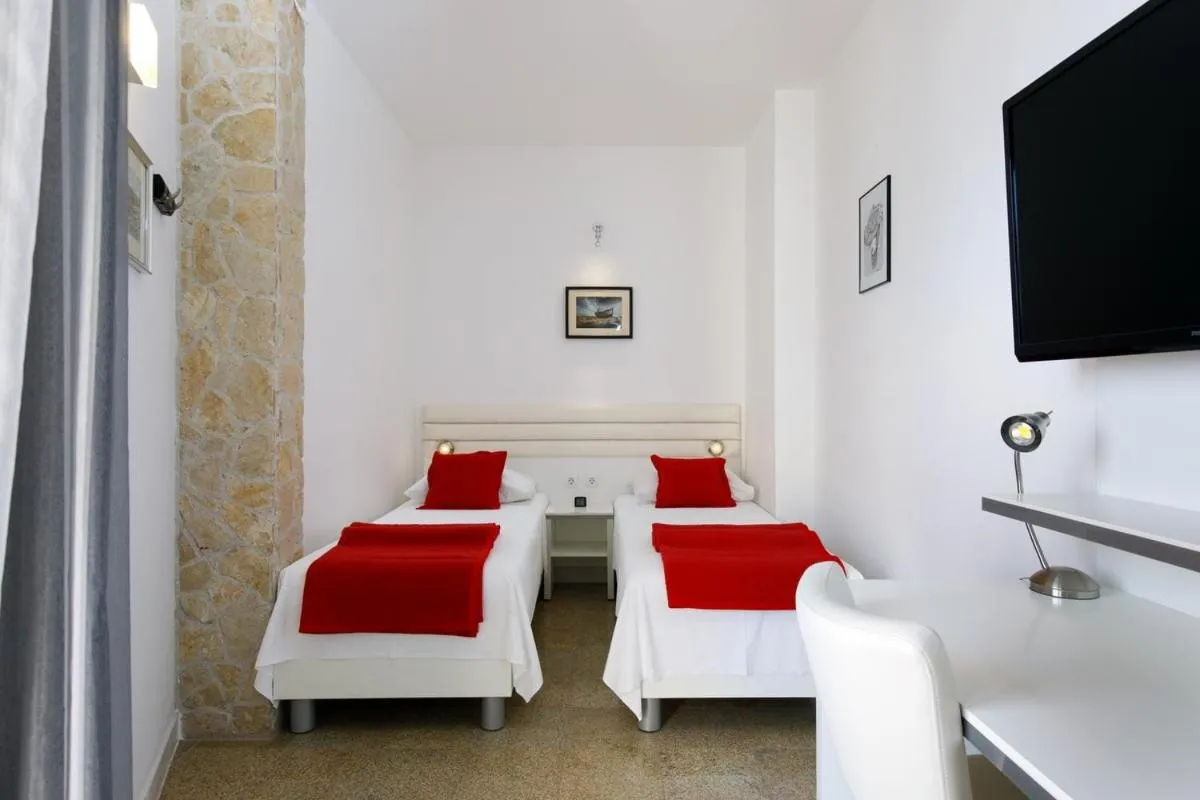 Bed in Ark Beach Apartments