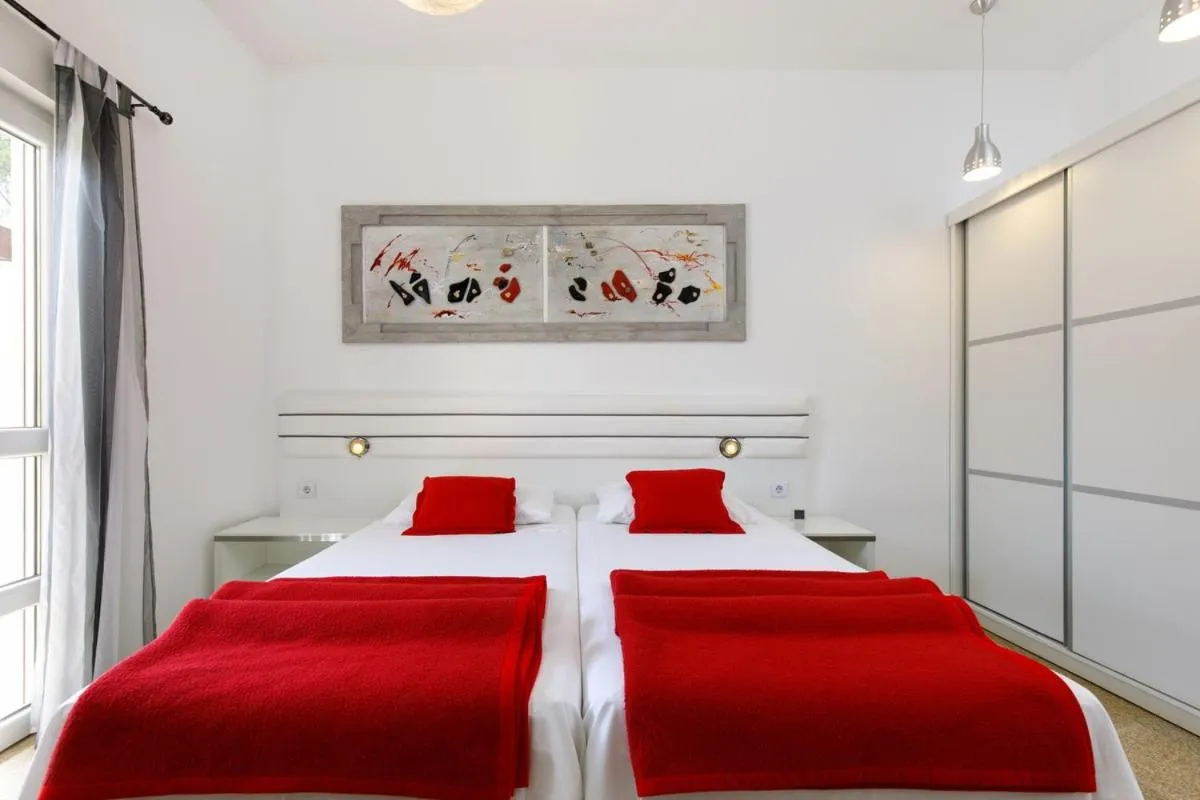 Bed in Ark Beach Apartments