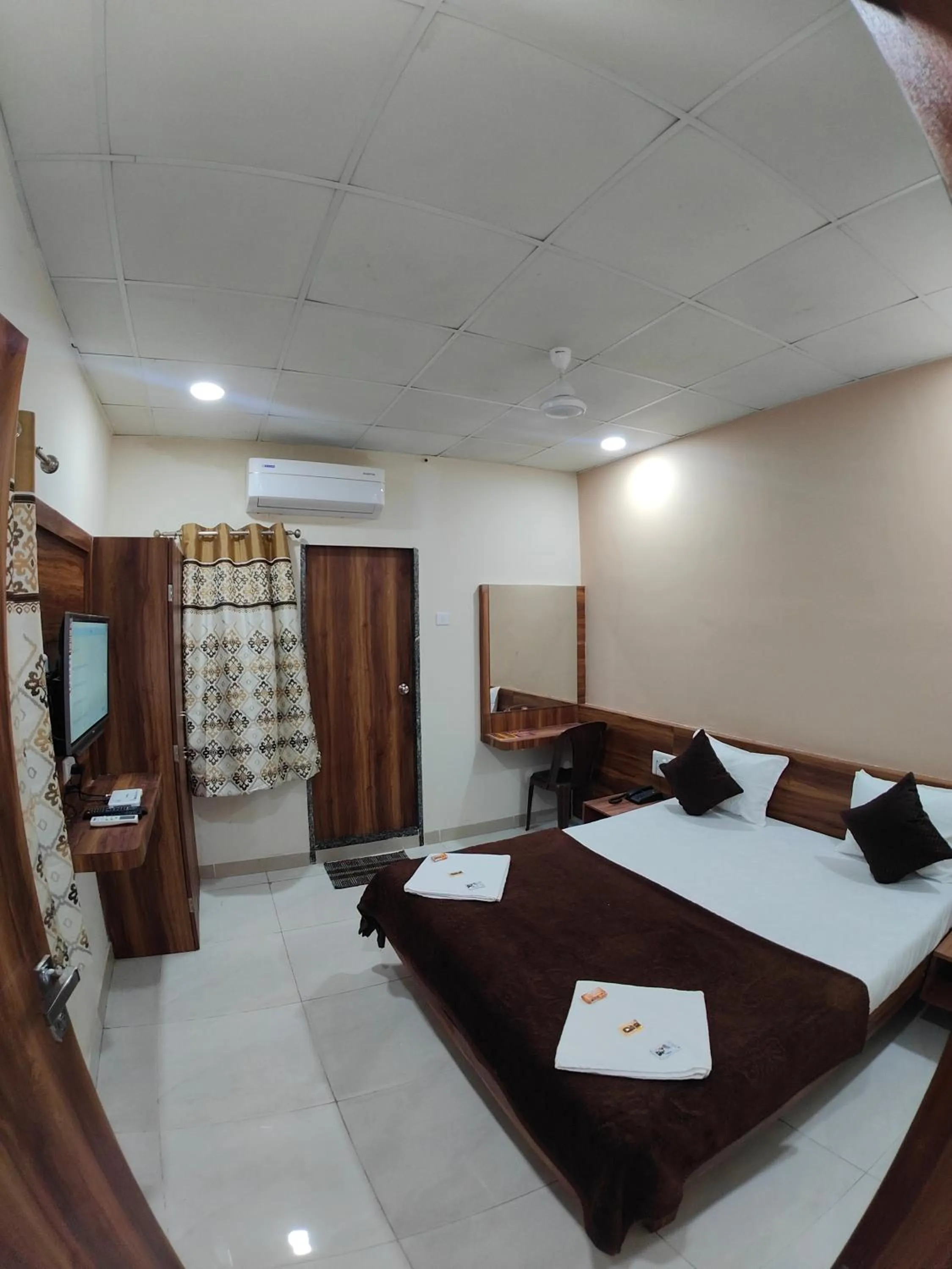 TV and multimedia, Bed in Hotel Samruddhi Residency