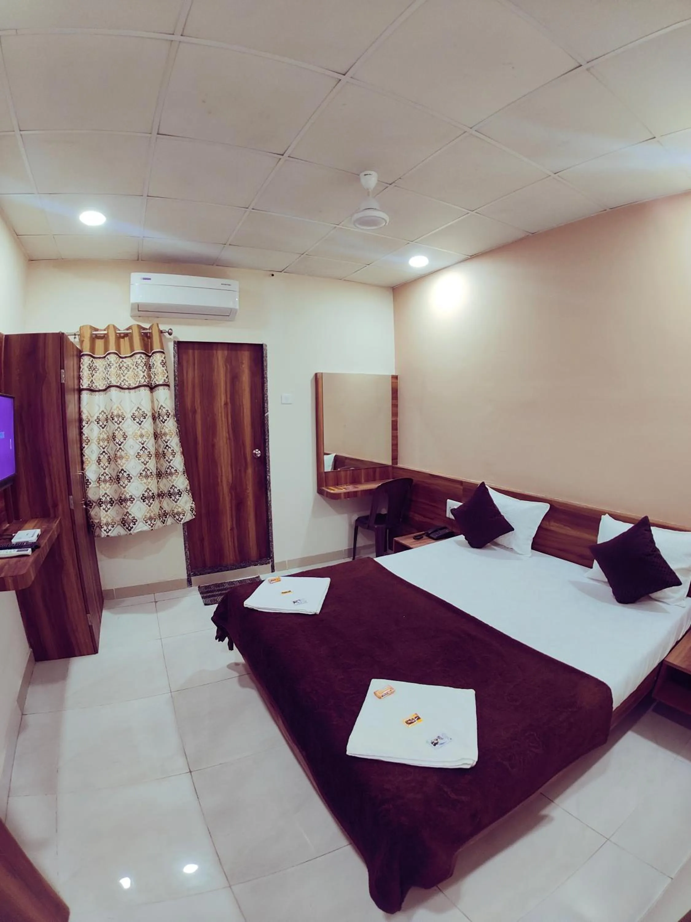 TV and multimedia, Bed in Hotel Samruddhi Residency