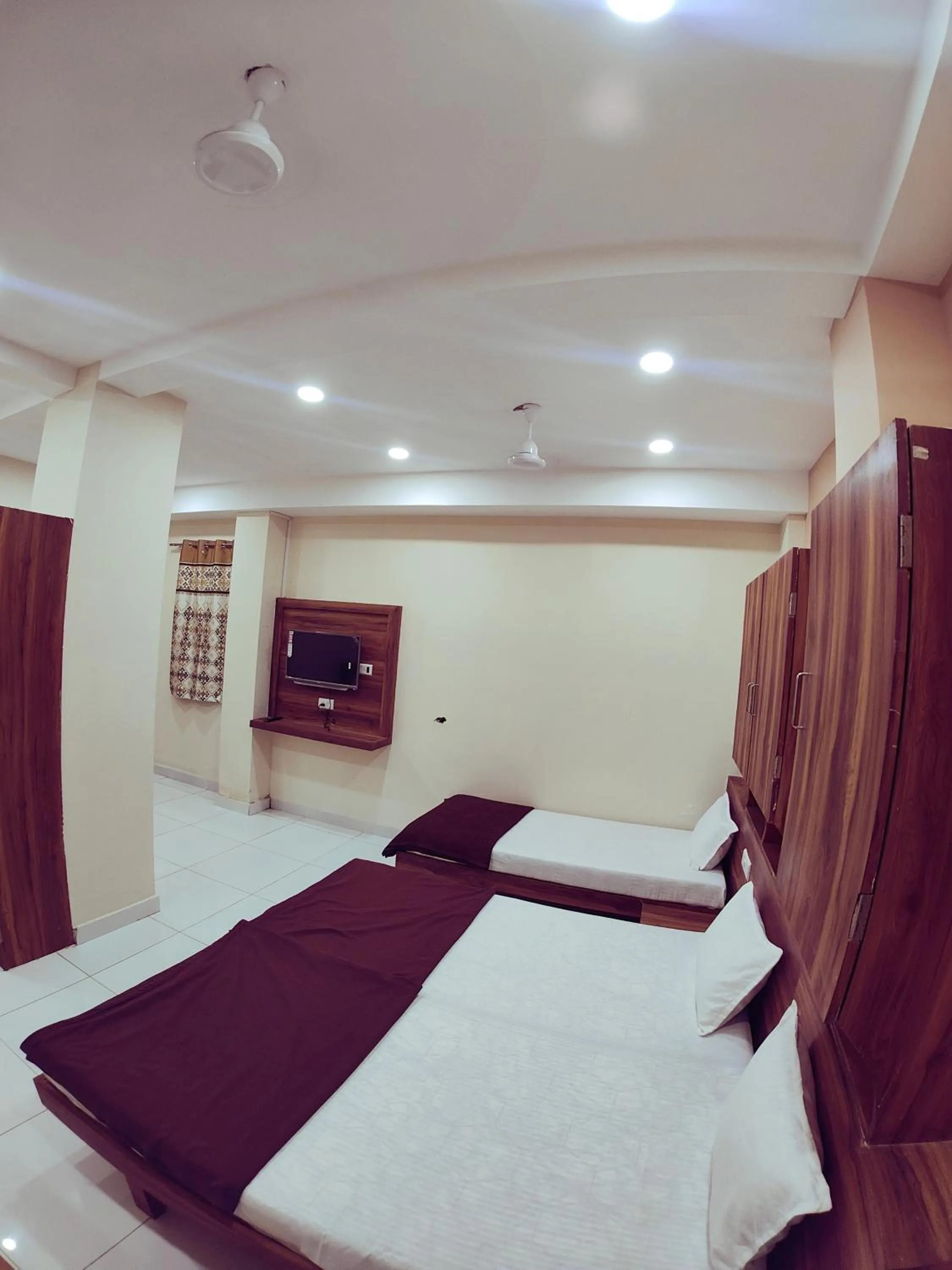 TV and multimedia, Bed in Hotel Samruddhi Residency