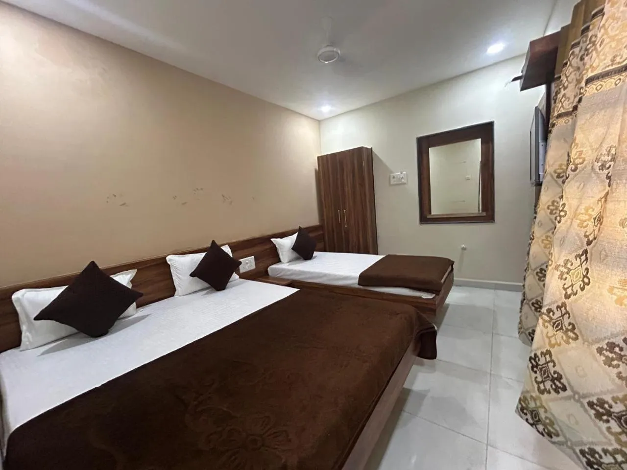 TV and multimedia, Bed in Hotel Samruddhi Residency