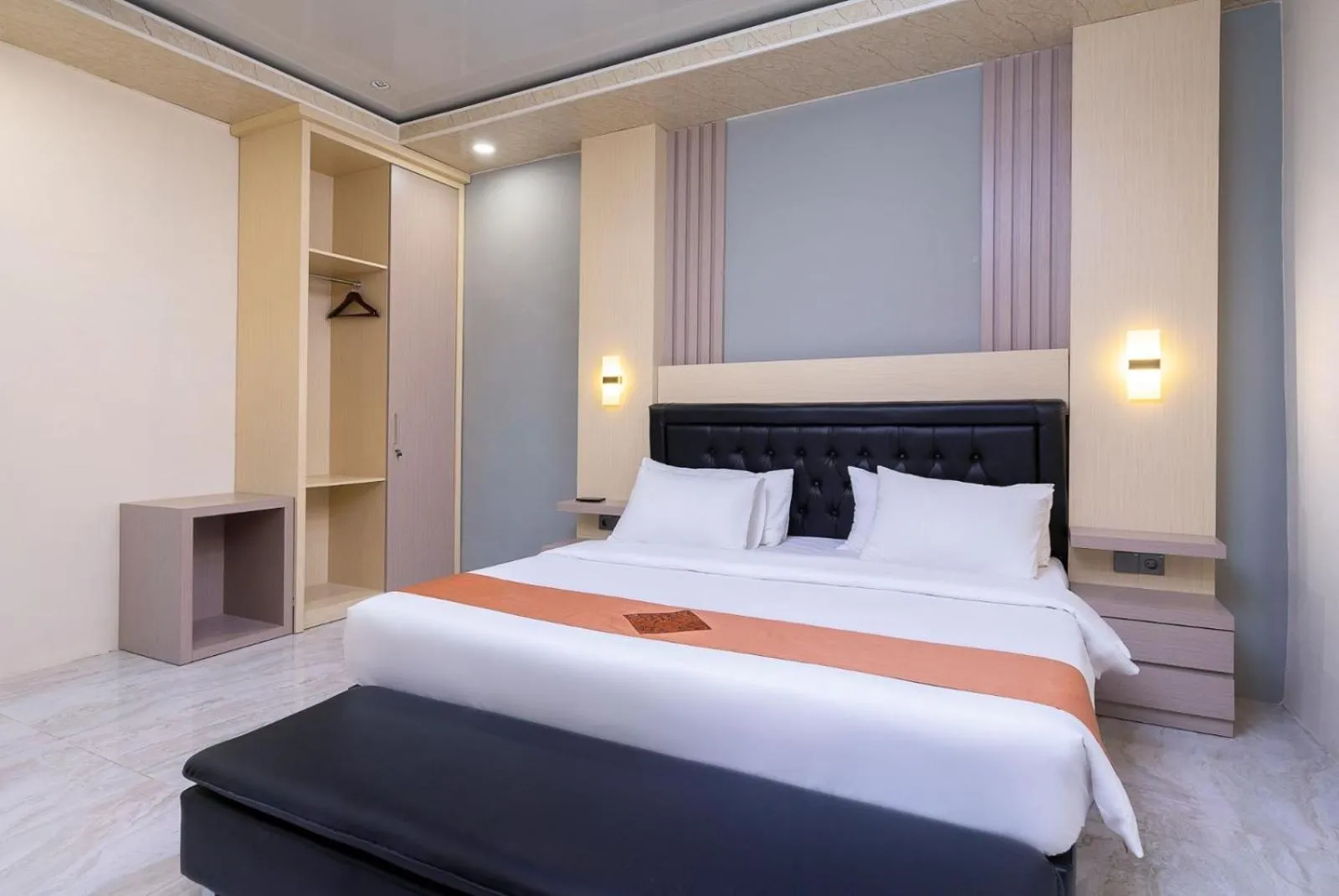 Bed in Grand Valonia Hotel Cafe & Park Jember