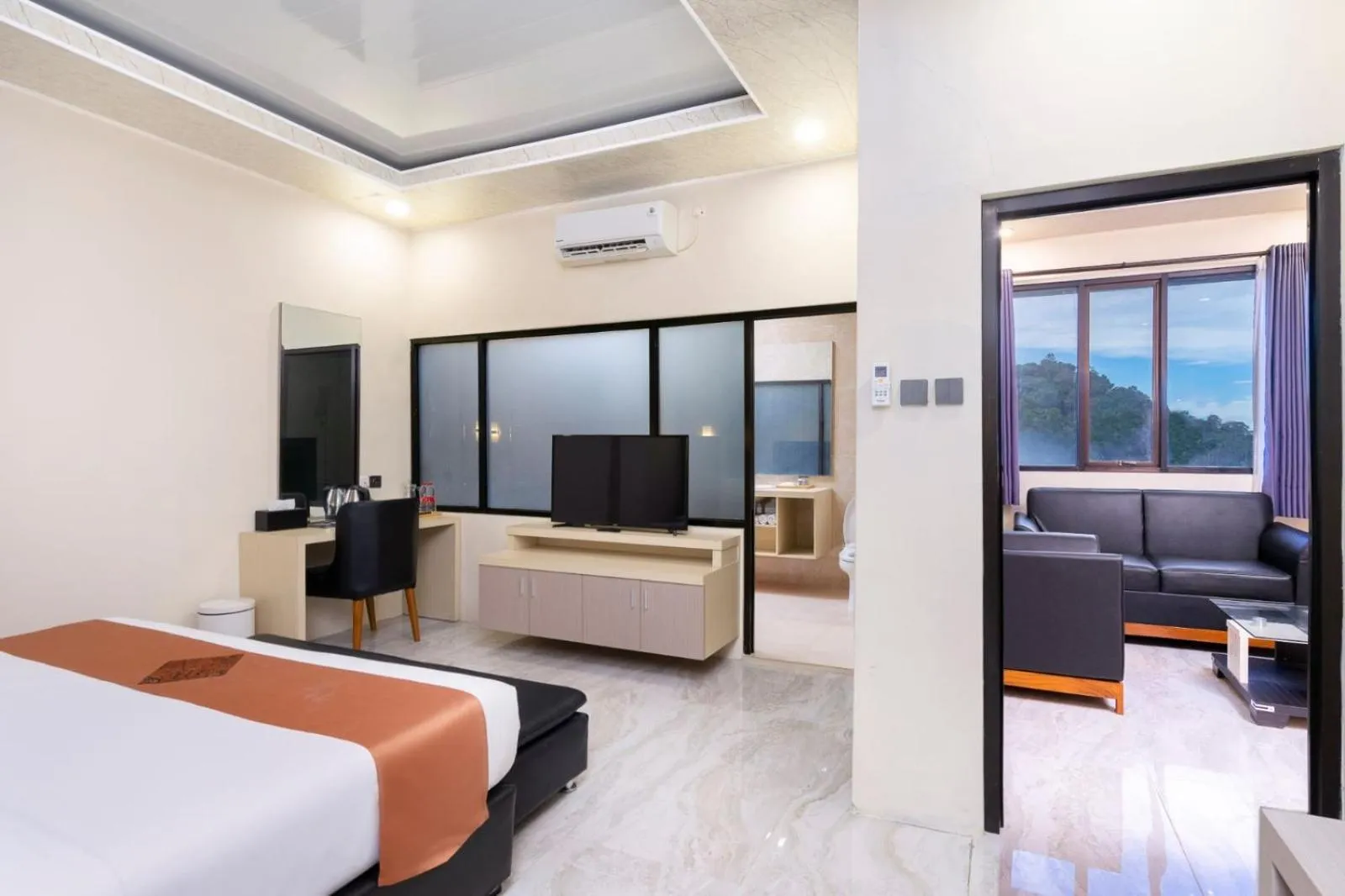 Bed in Grand Valonia Hotel Cafe & Park Jember