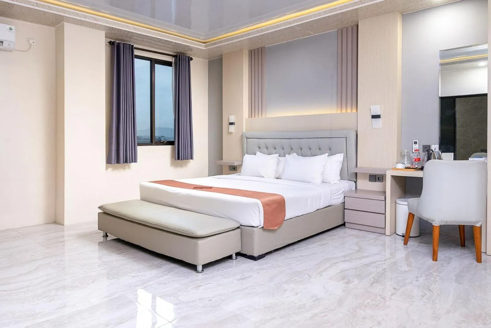 Bed in Grand Valonia Hotel Cafe & Park Jember