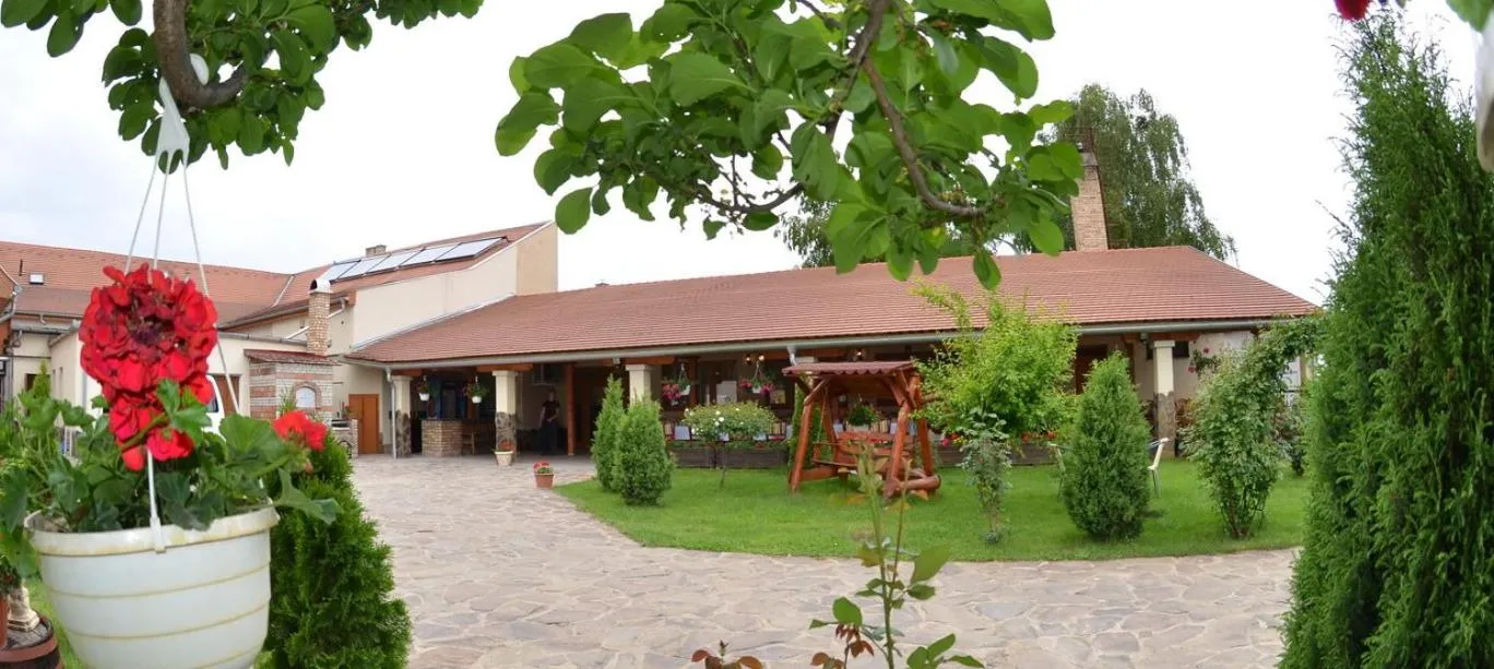 Garden in Kakukk Panzió