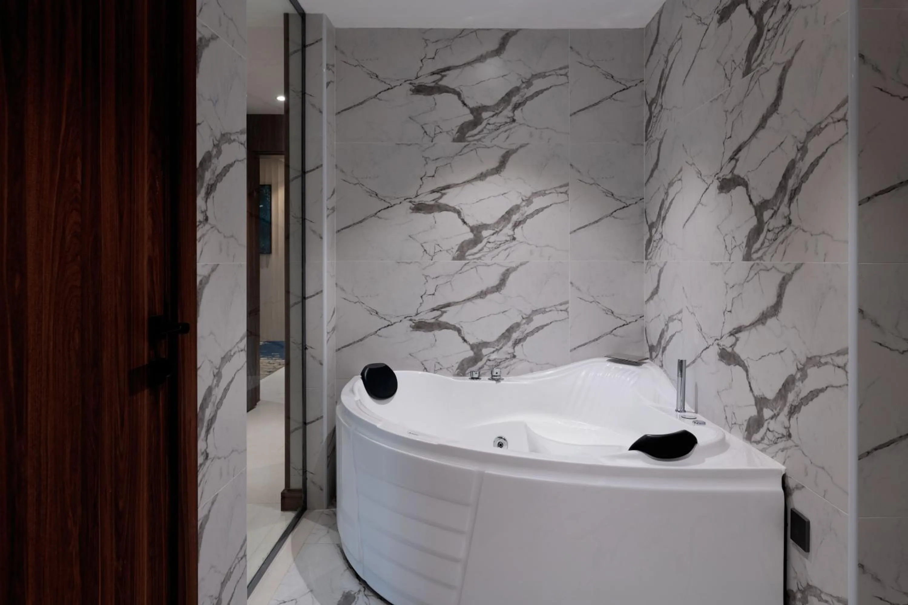 Bath in Warwick Al Taif Hotel