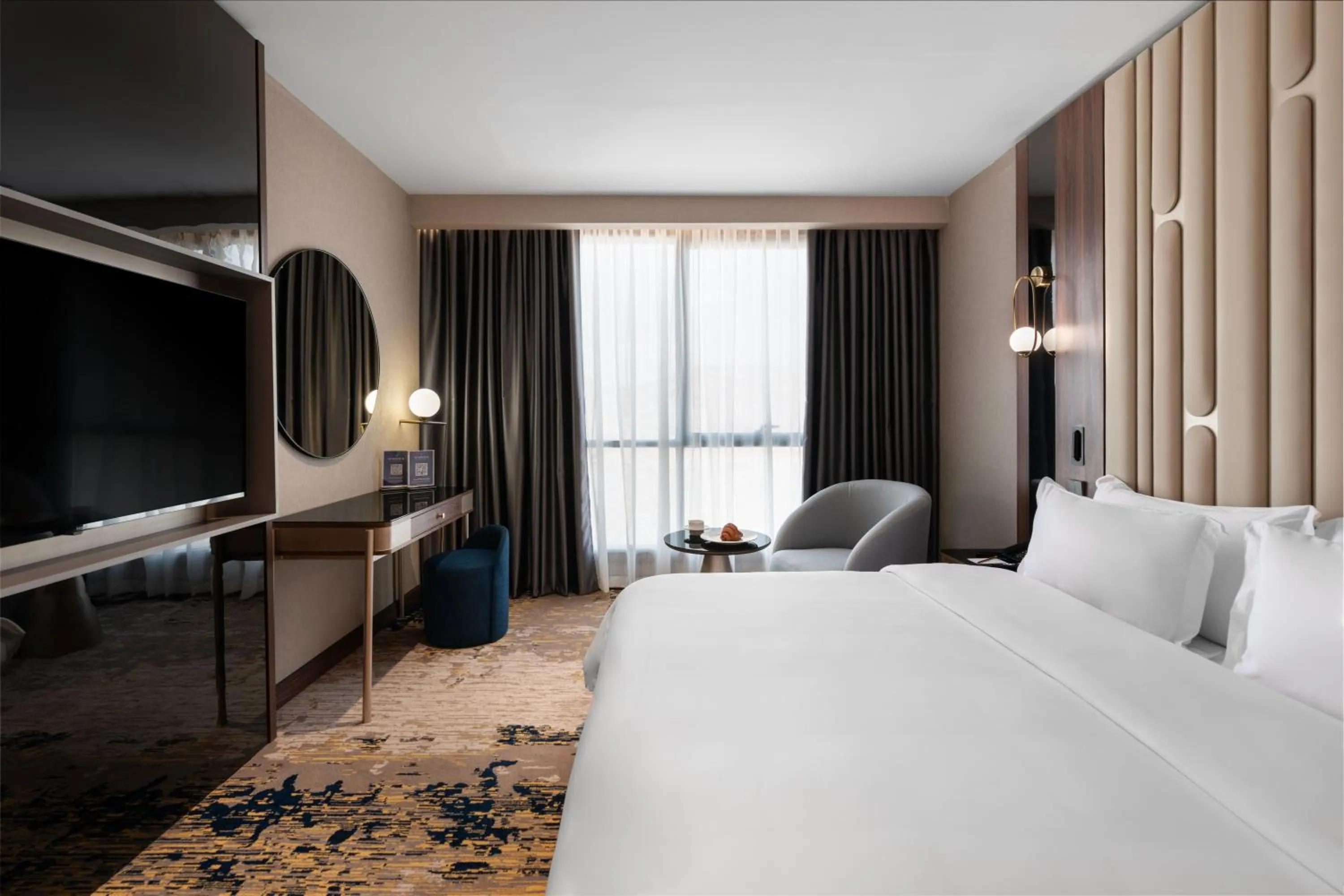 Photo of the whole room, Bed in Warwick Al Taif Hotel