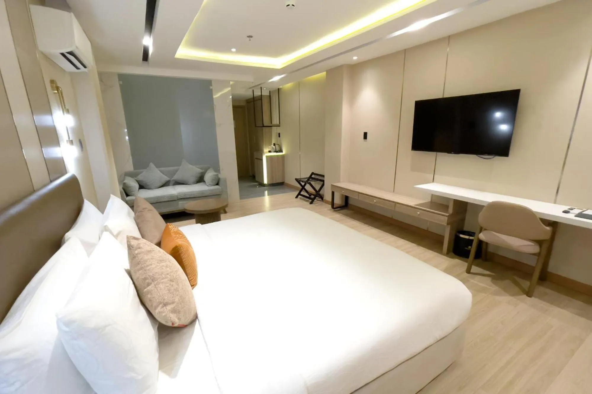 View (from property/room), Bed in Belajandro Hotel Angeles City