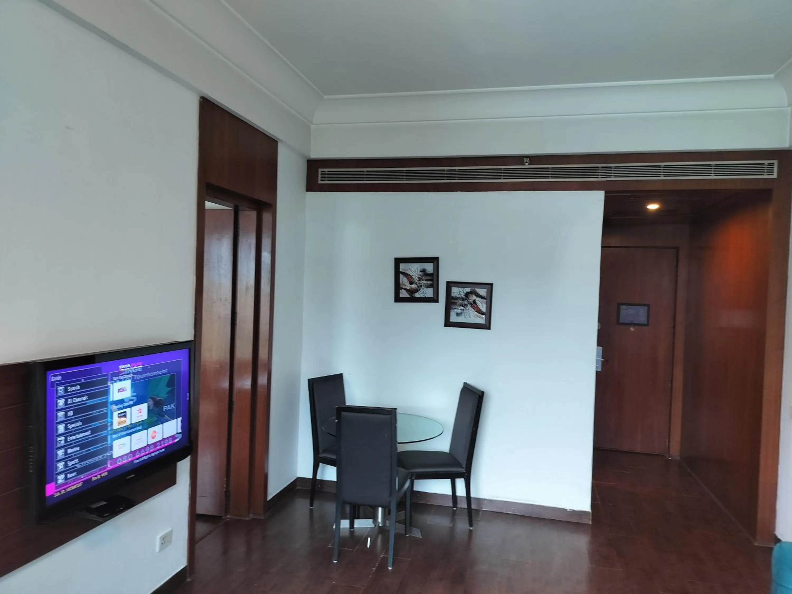 Living room in Bel-La Monde Hotel NH8 at 6km from IGI Airport Delhi