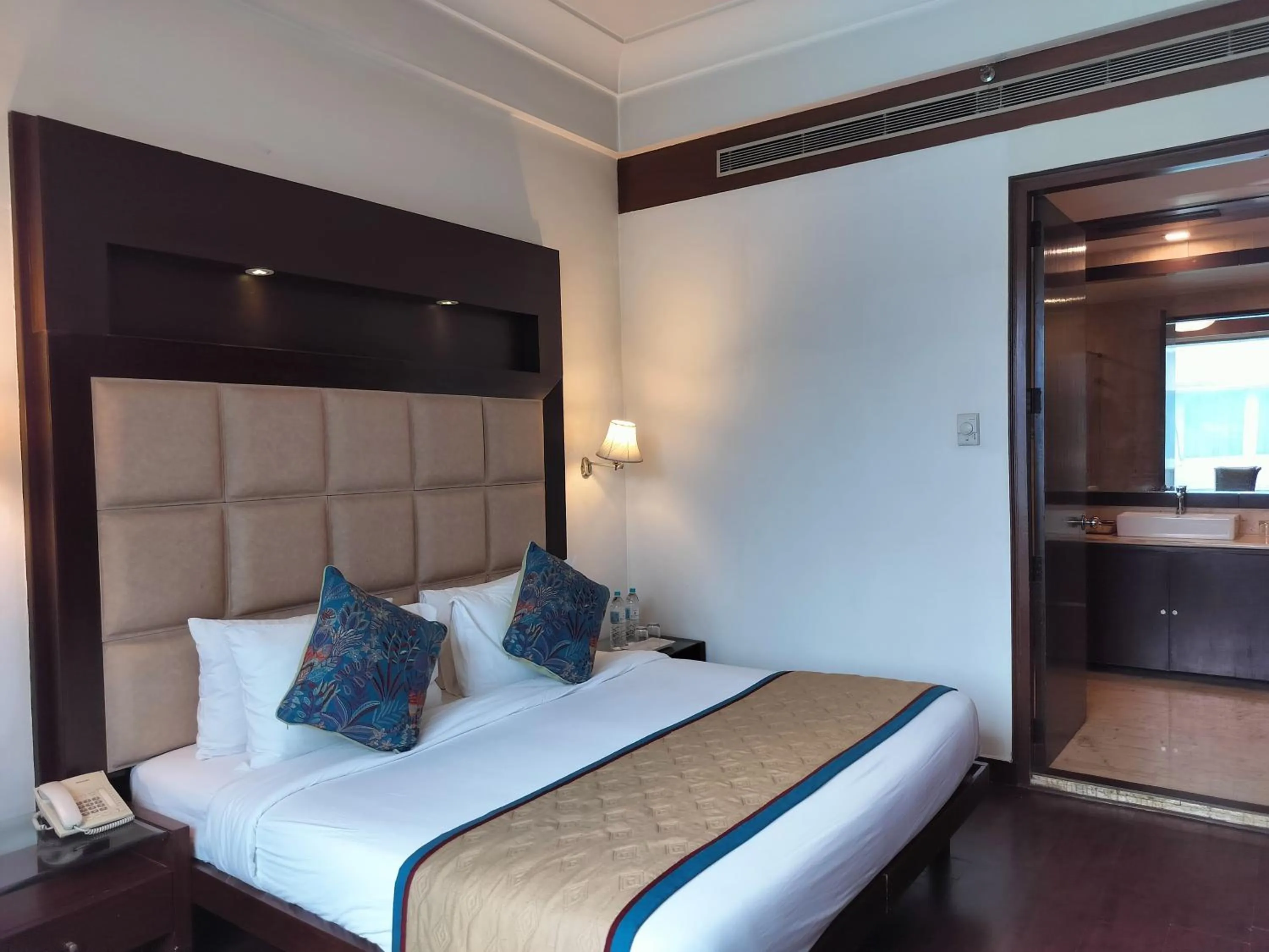 Bed in Bel-La Monde Hotel NH8 at 6km from IGI Airport Delhi