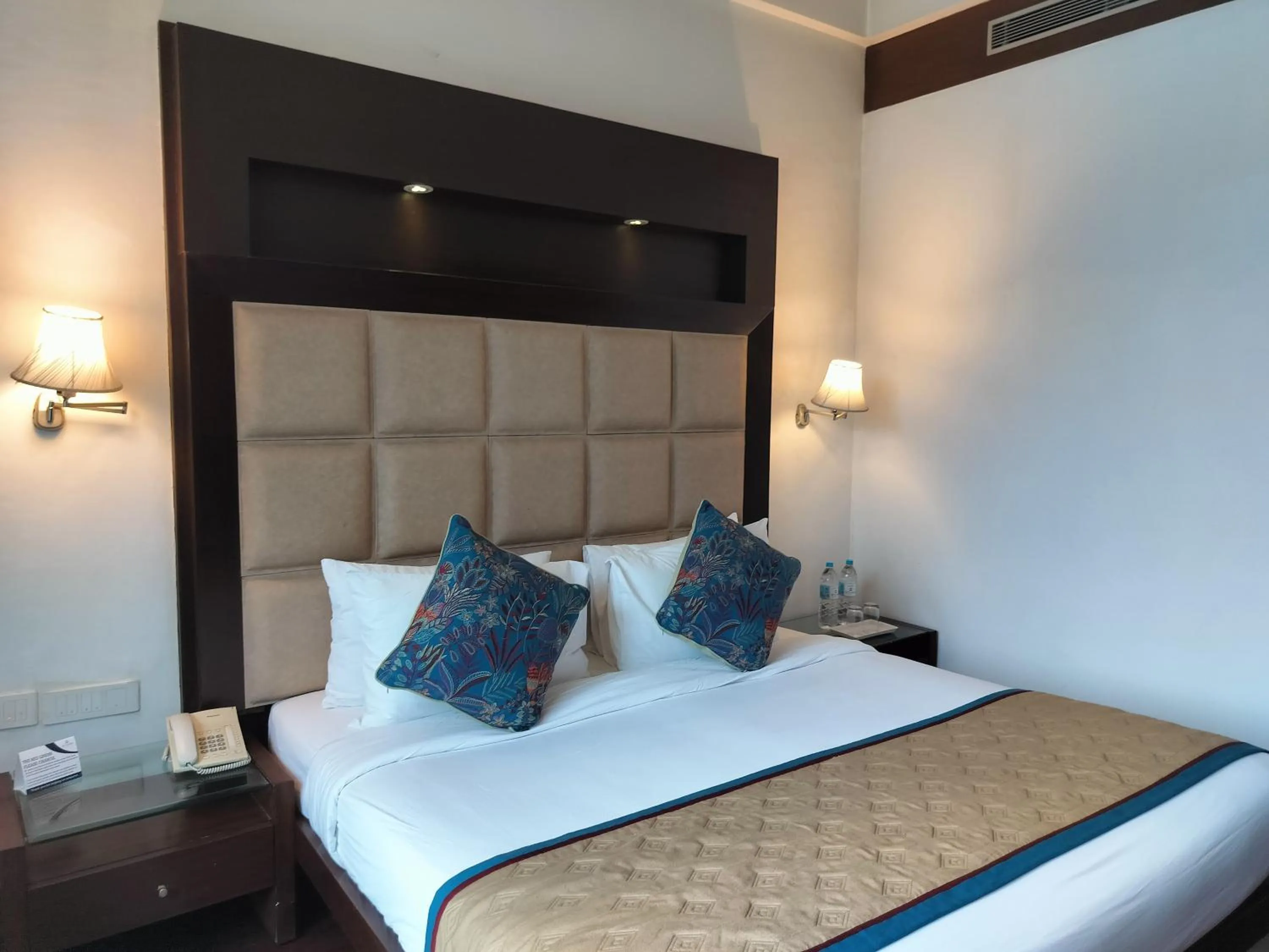Bed in Bel-La Monde Hotel NH8 at 6km from IGI Airport Delhi