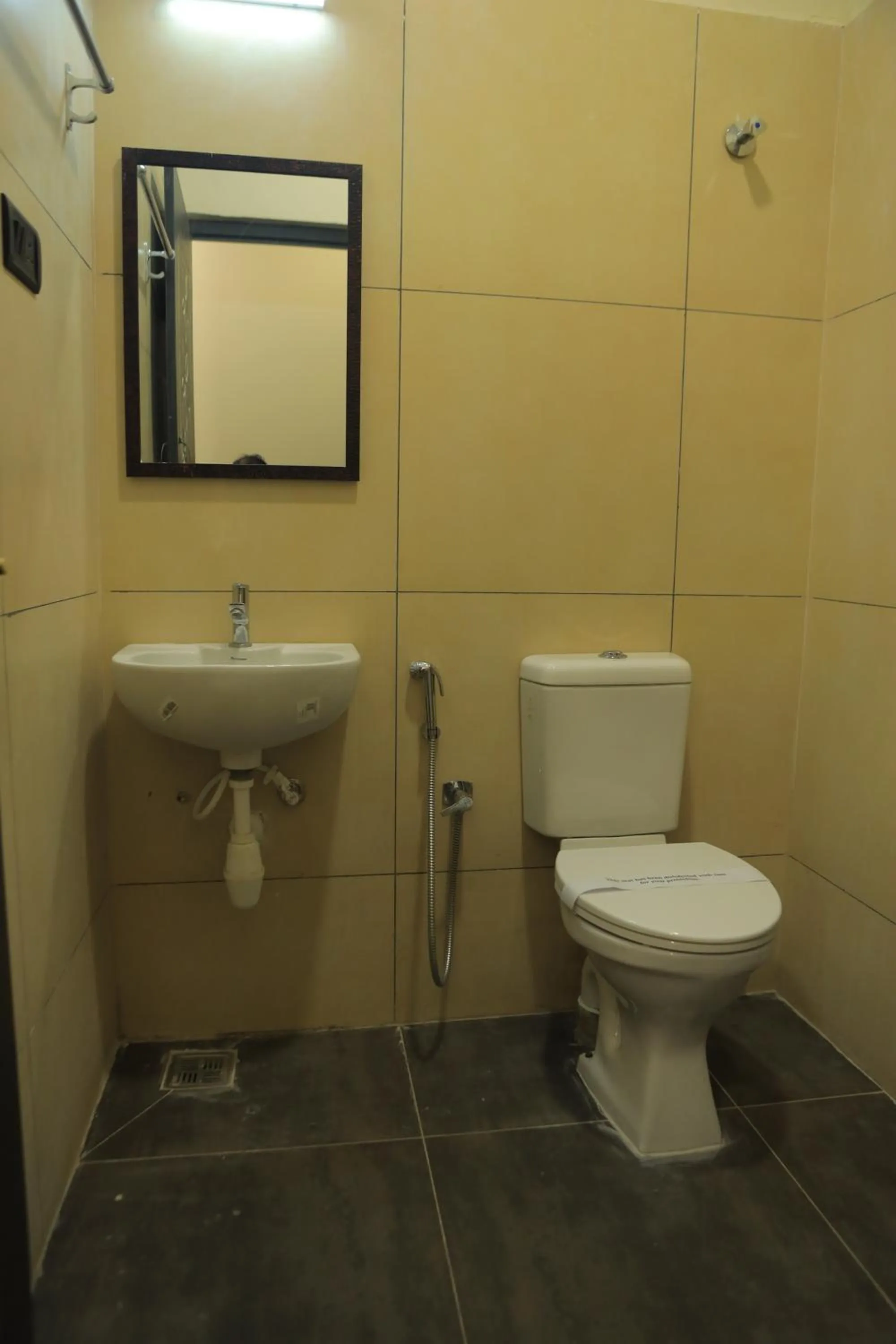 Toilet in KANS ONE - Hotel & Banquets