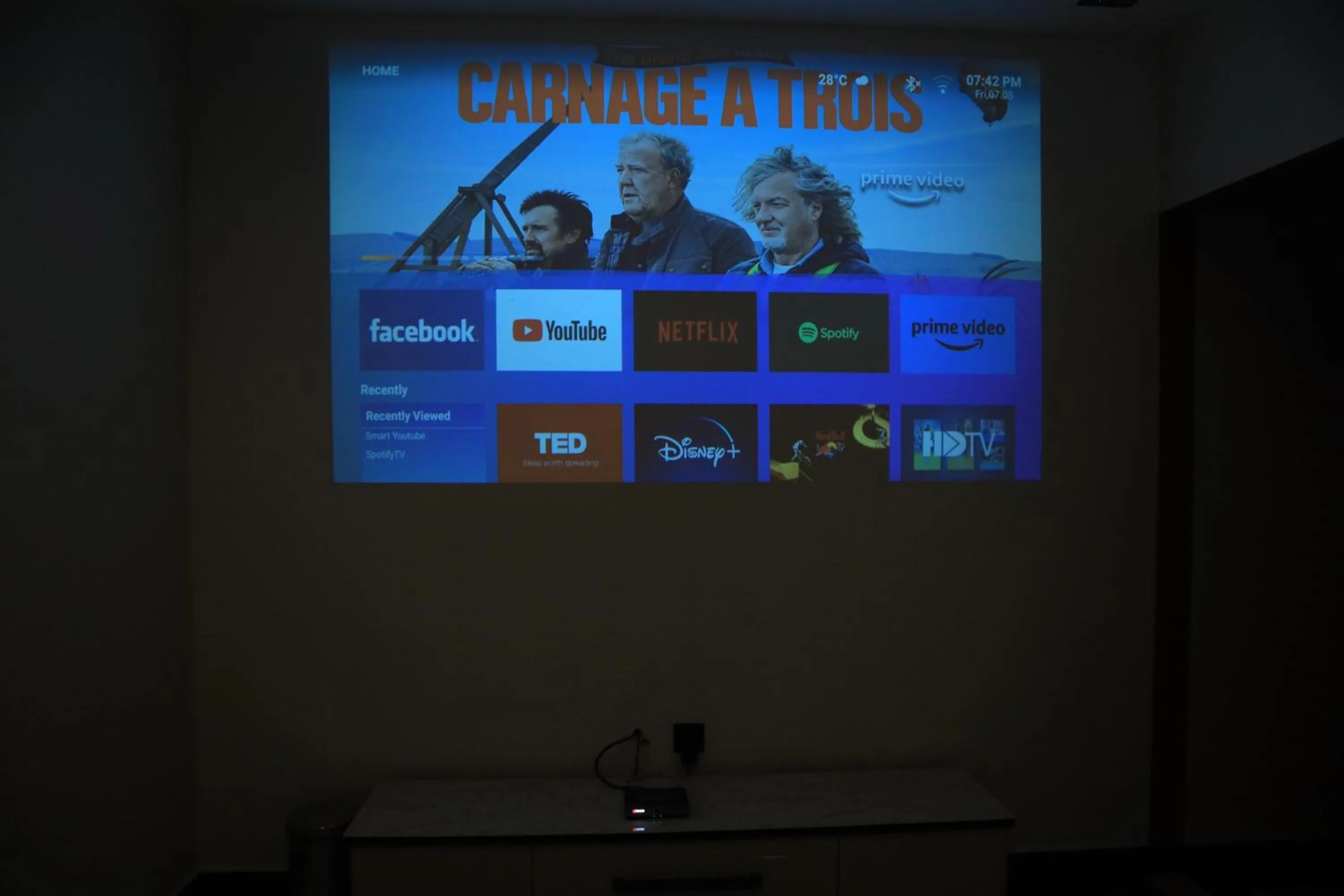 TV and multimedia in KANS ONE - Hotel & Banquets