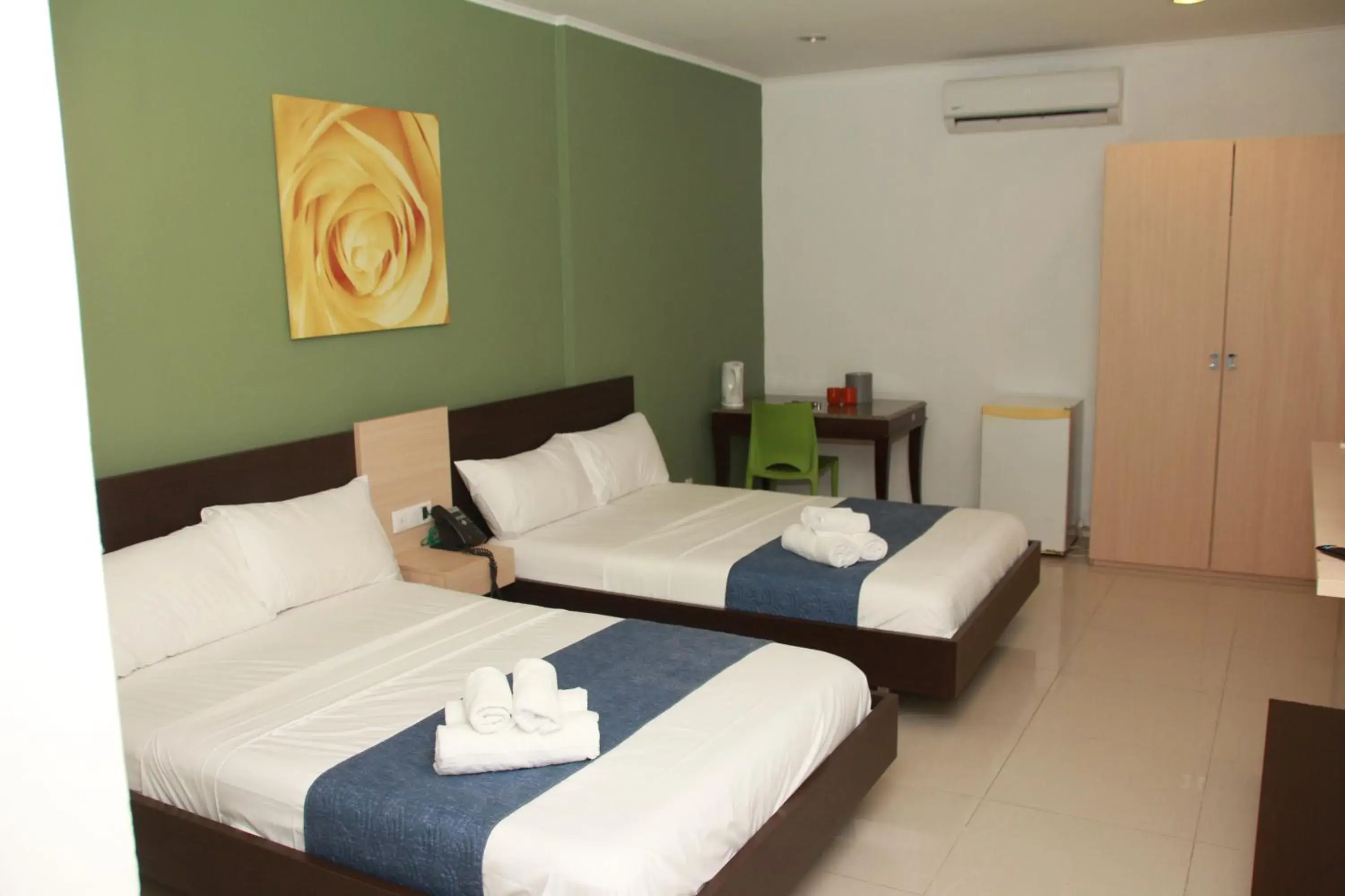 Bedroom, Bed in Curacao Airport Hotel Bedroom, Bed in Curacao Airport Hotel