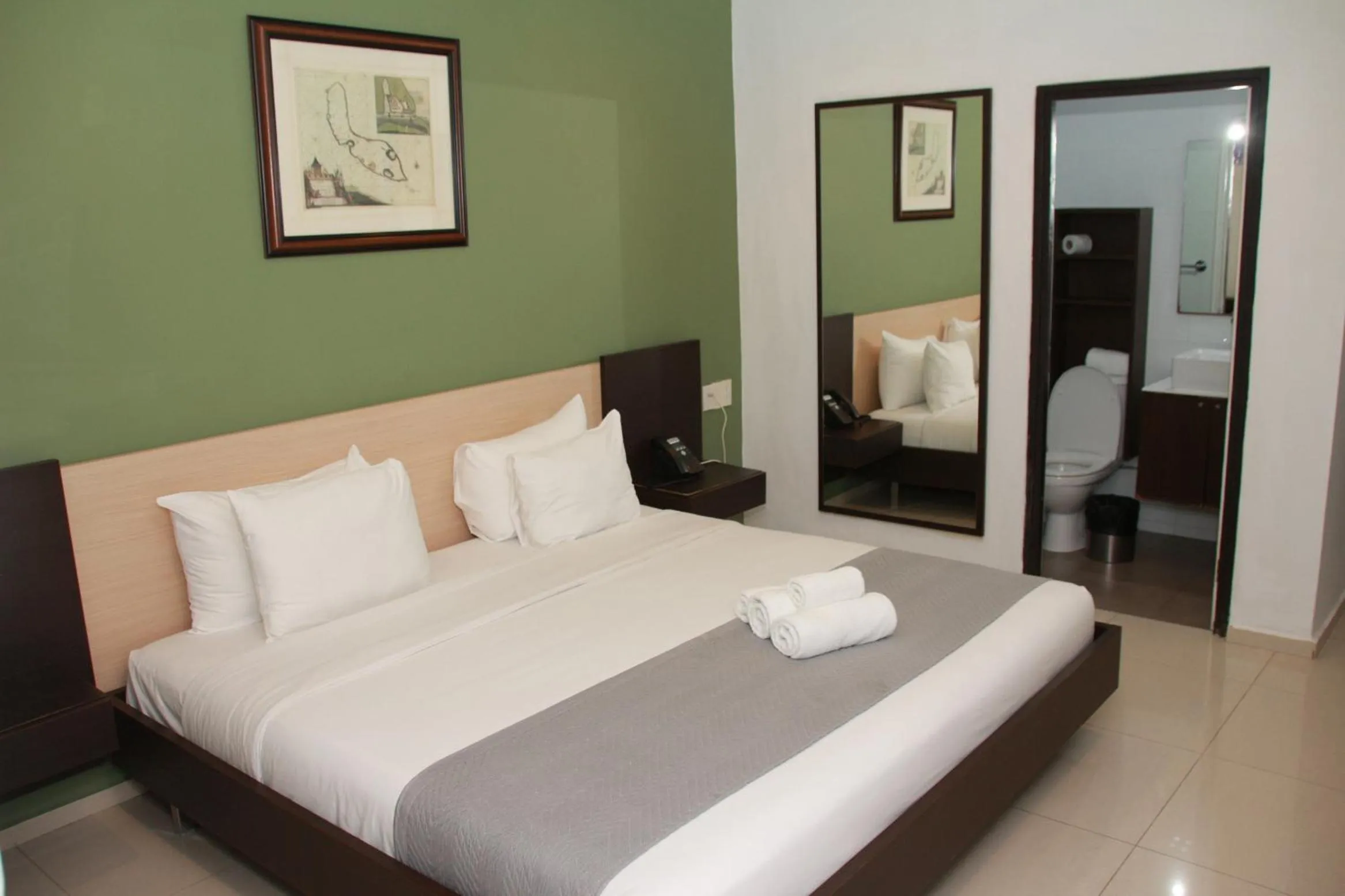 Bedroom, Bed in Curacao Airport Hotel