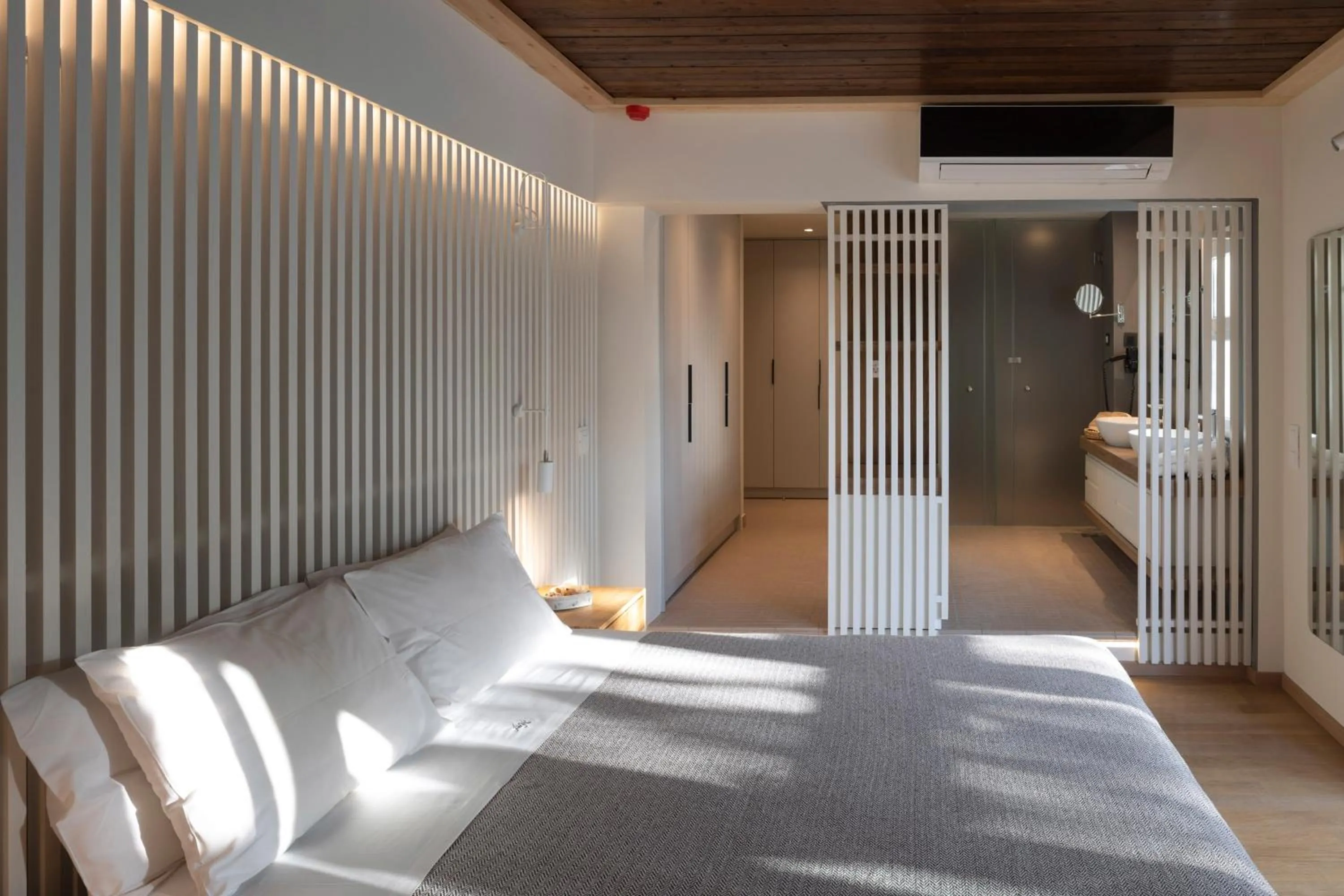 Shower, Bed in Atrium Hotel