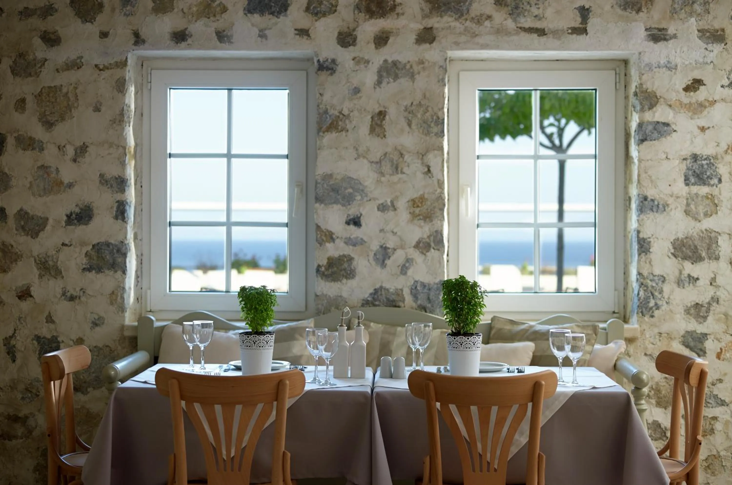 Restaurant/places to eat in Atrium Hotel