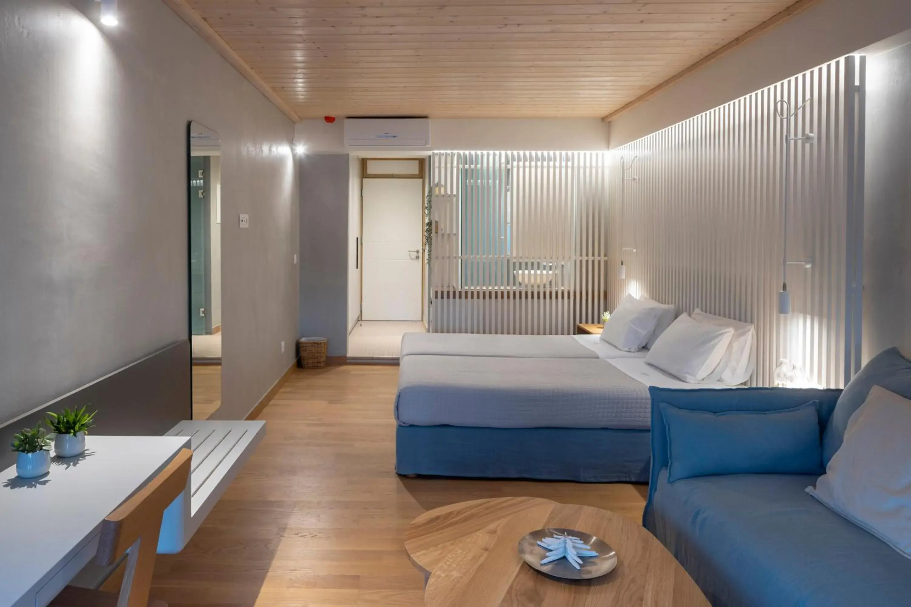 Shower, Bed in Atrium Hotel Shower, Bed in Atrium Hotel