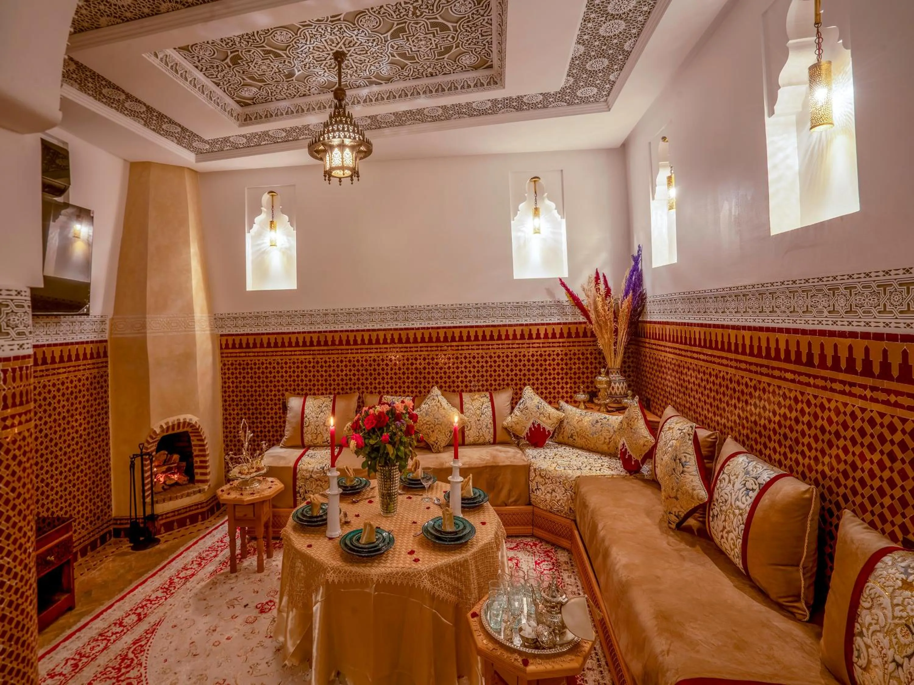 Communal lounge/ TV room in Riad Le Nid De Fatima