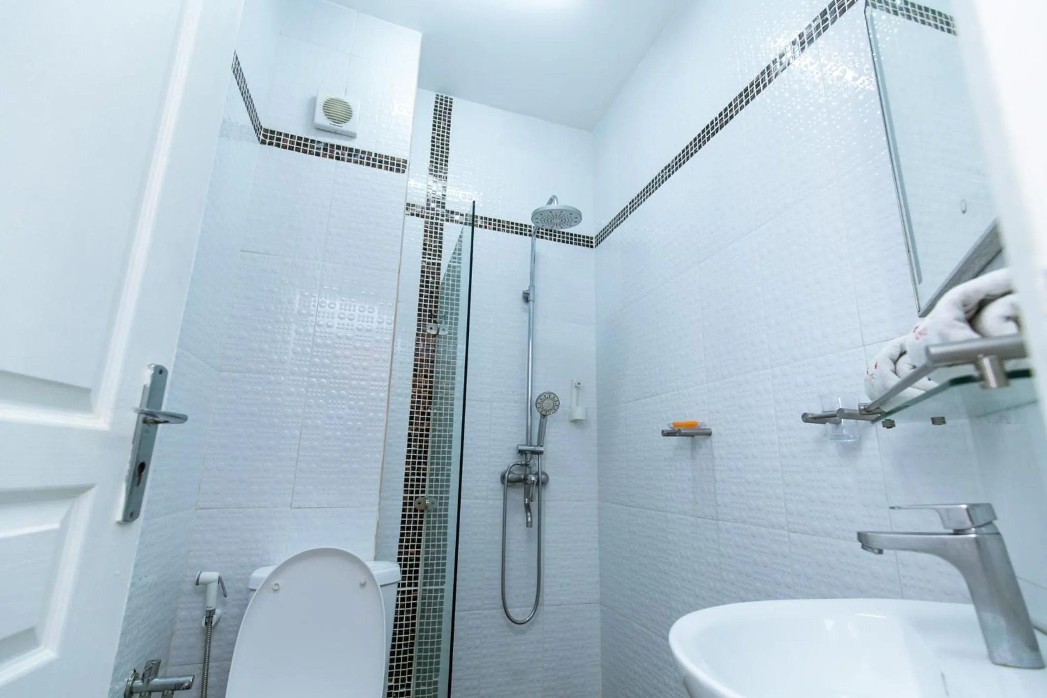 Shower in Wakola Hotel Cheikh Anta DIOP