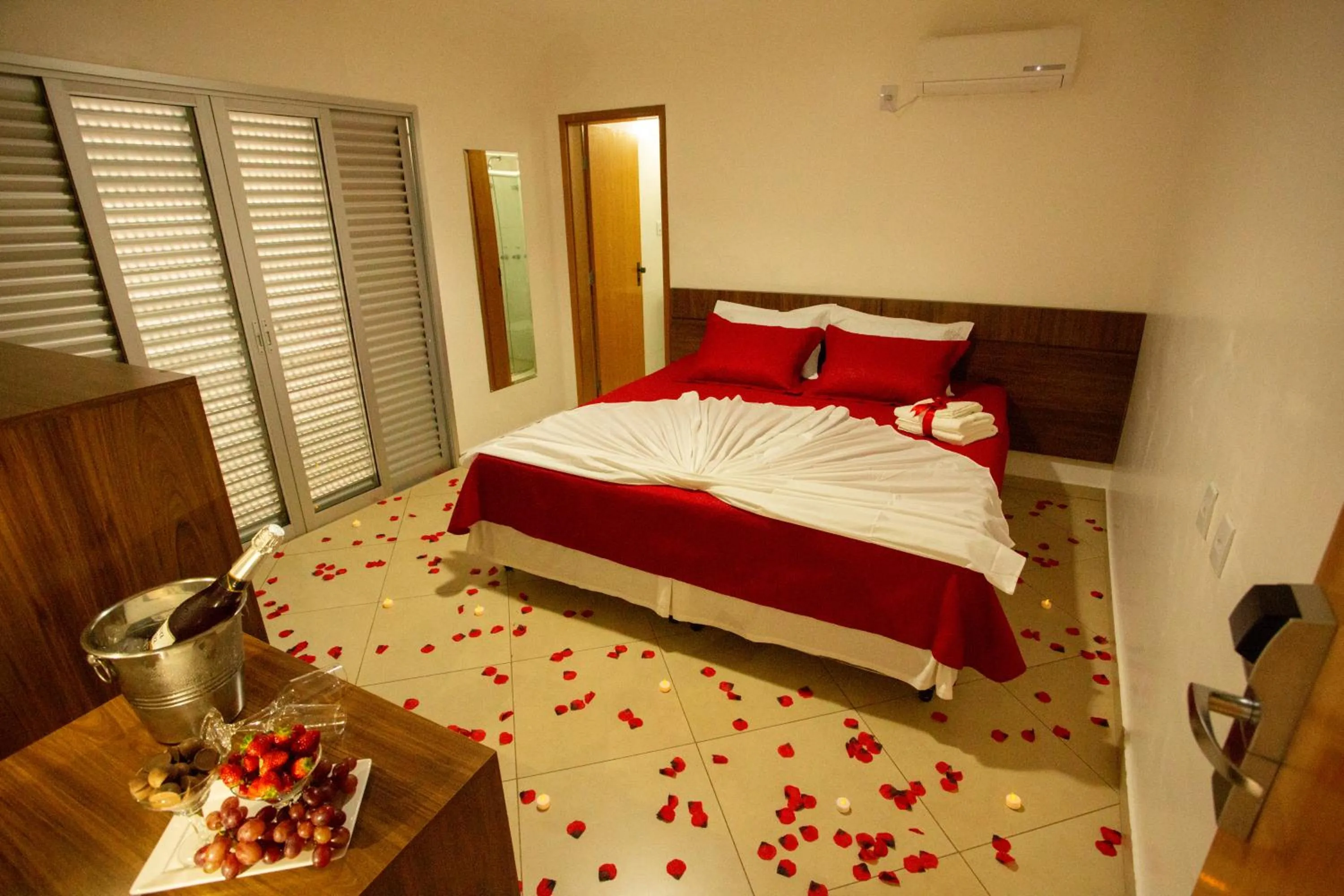 Bedroom, Bed in Carlton Plaza Torre