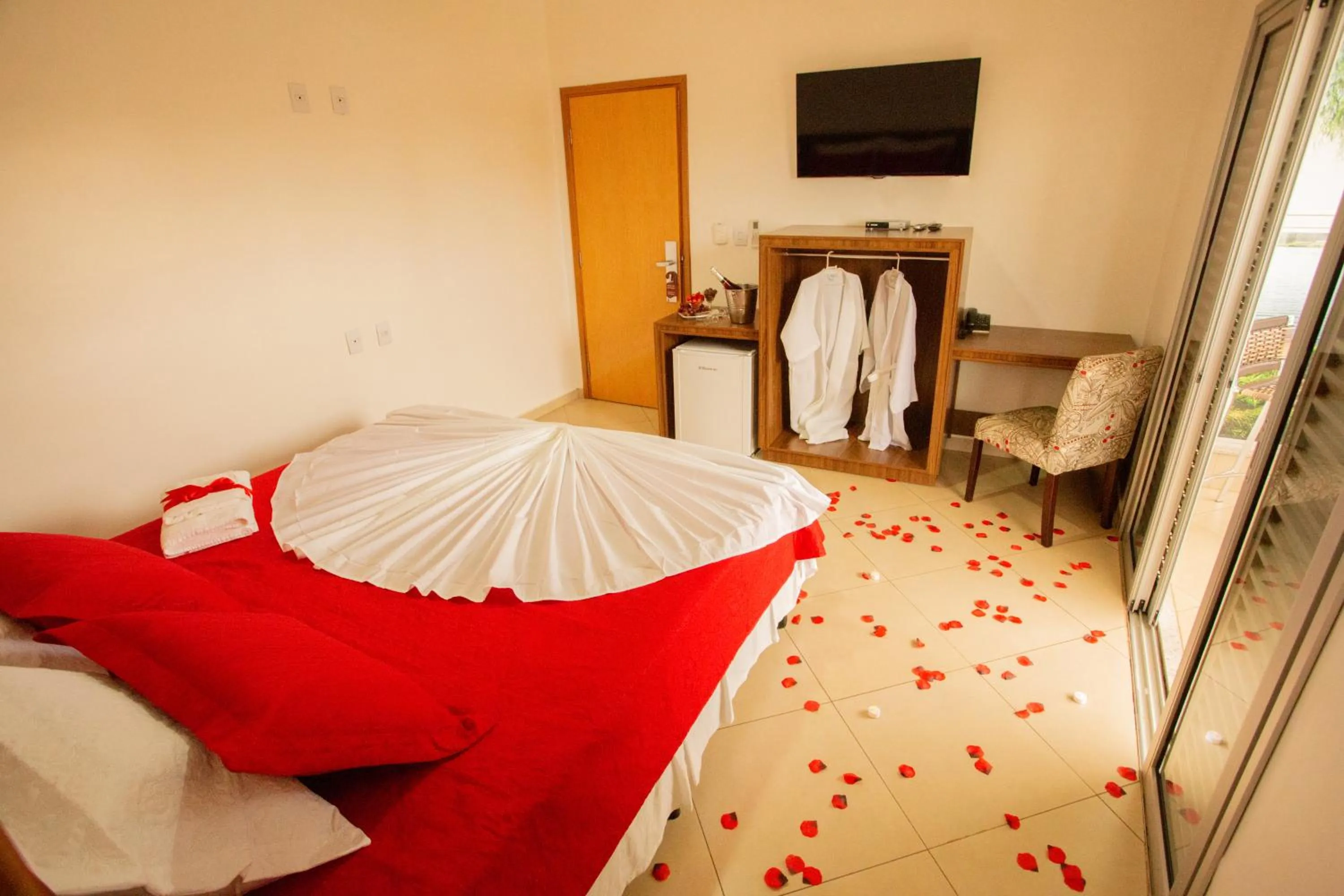 Bedroom, Bed in Carlton Plaza Torre