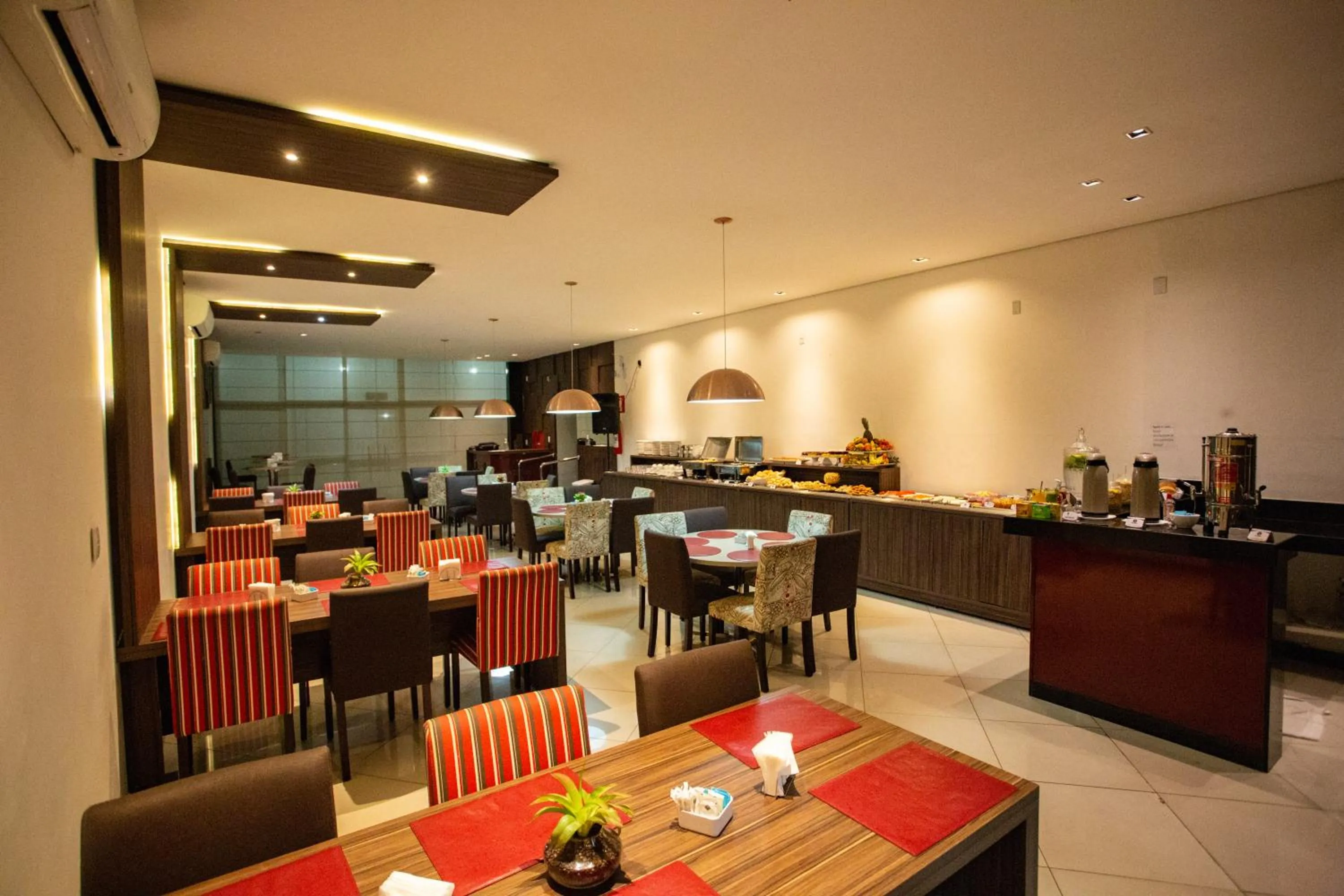 Restaurant/places to eat in Carlton Plaza Torre