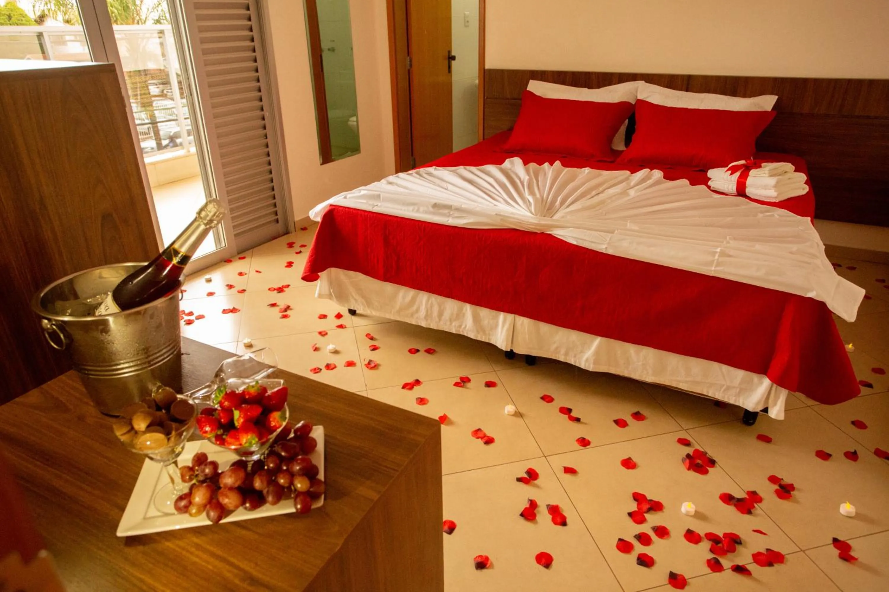 Bedroom, Bed in Carlton Plaza Torre