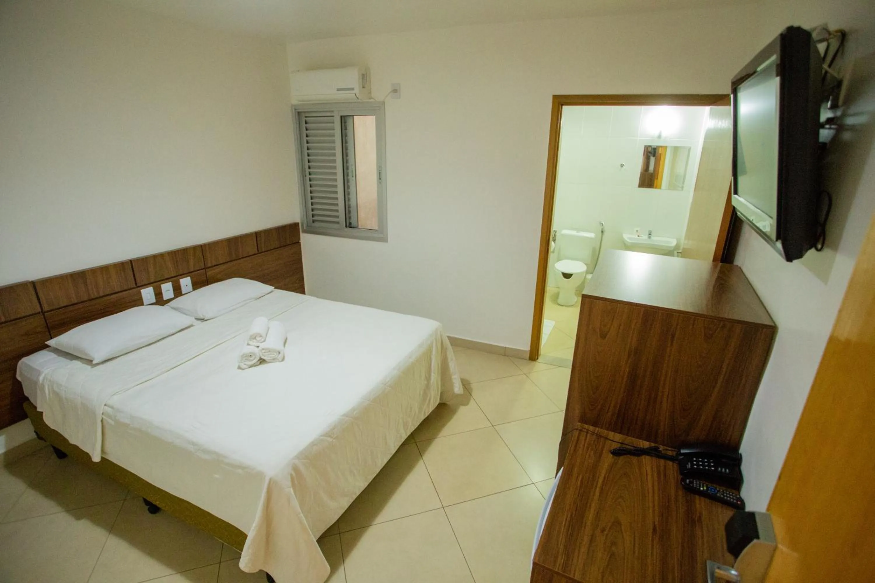 Photo of the whole room, Bed in Carlton Plaza Torre