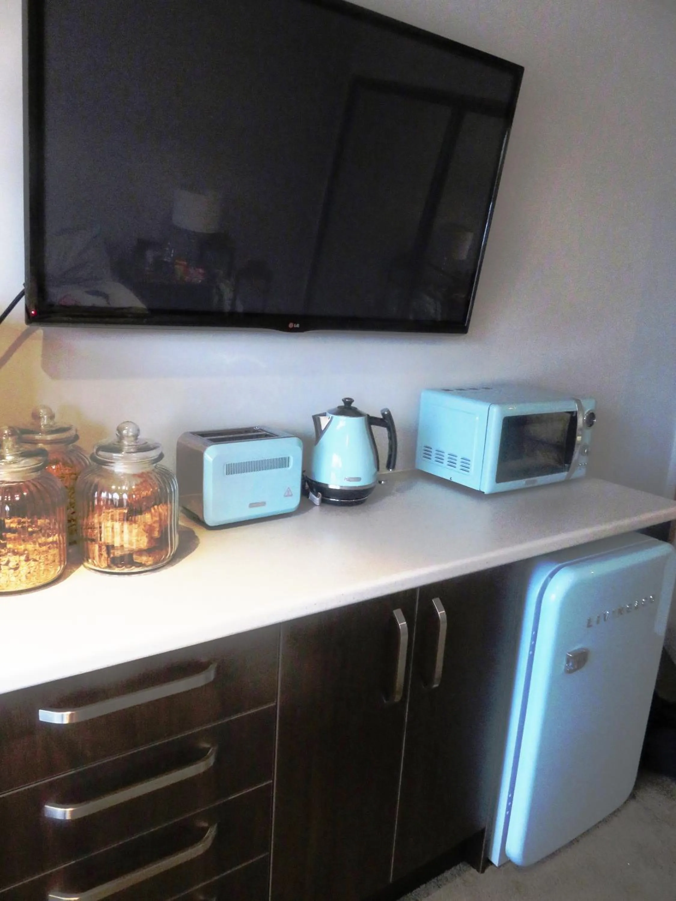 Coffee/tea facilities in Maples on Harewood