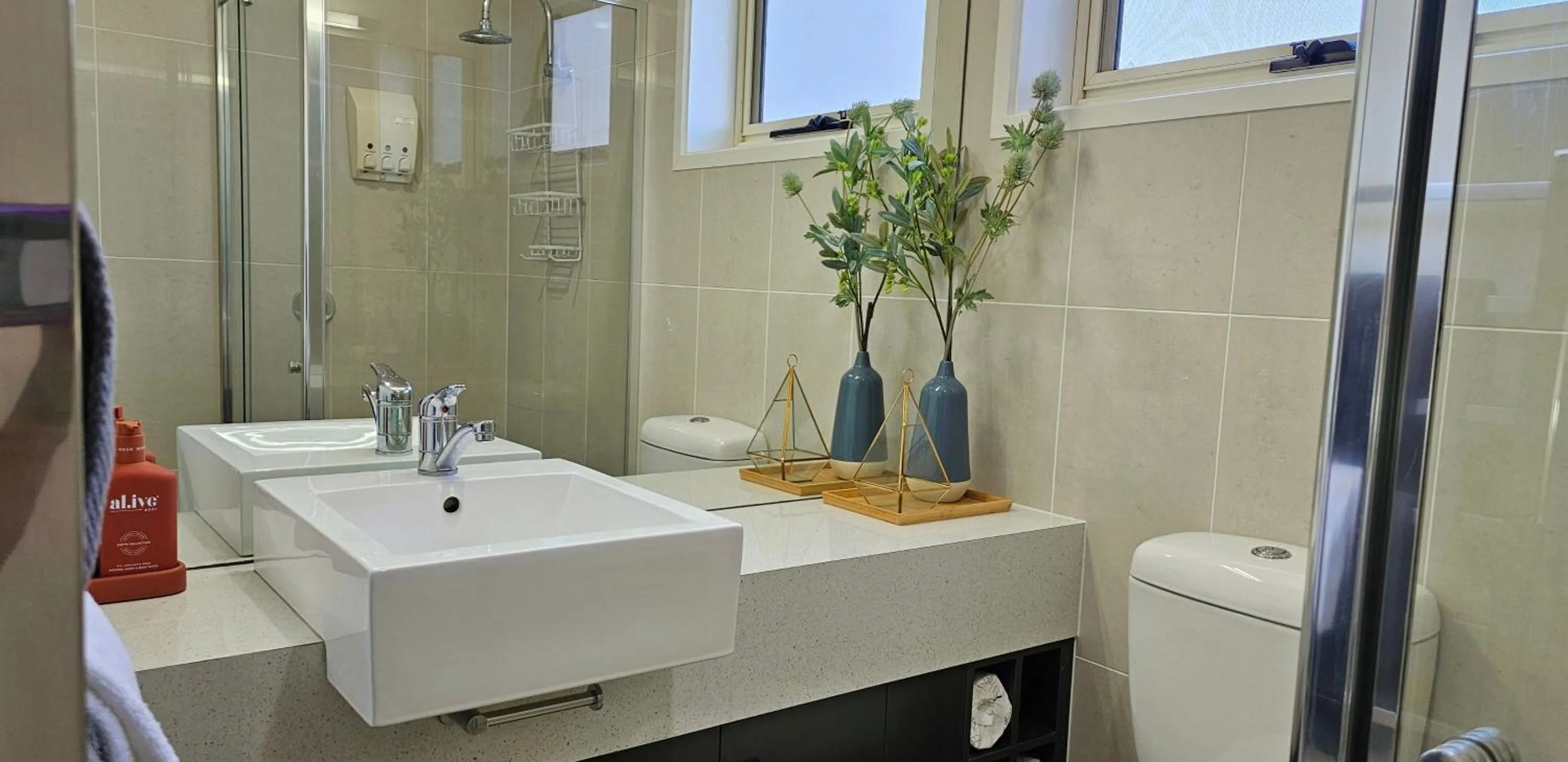 Bathroom in Bendigo Skyline-CBD Apartment with lock up Garage