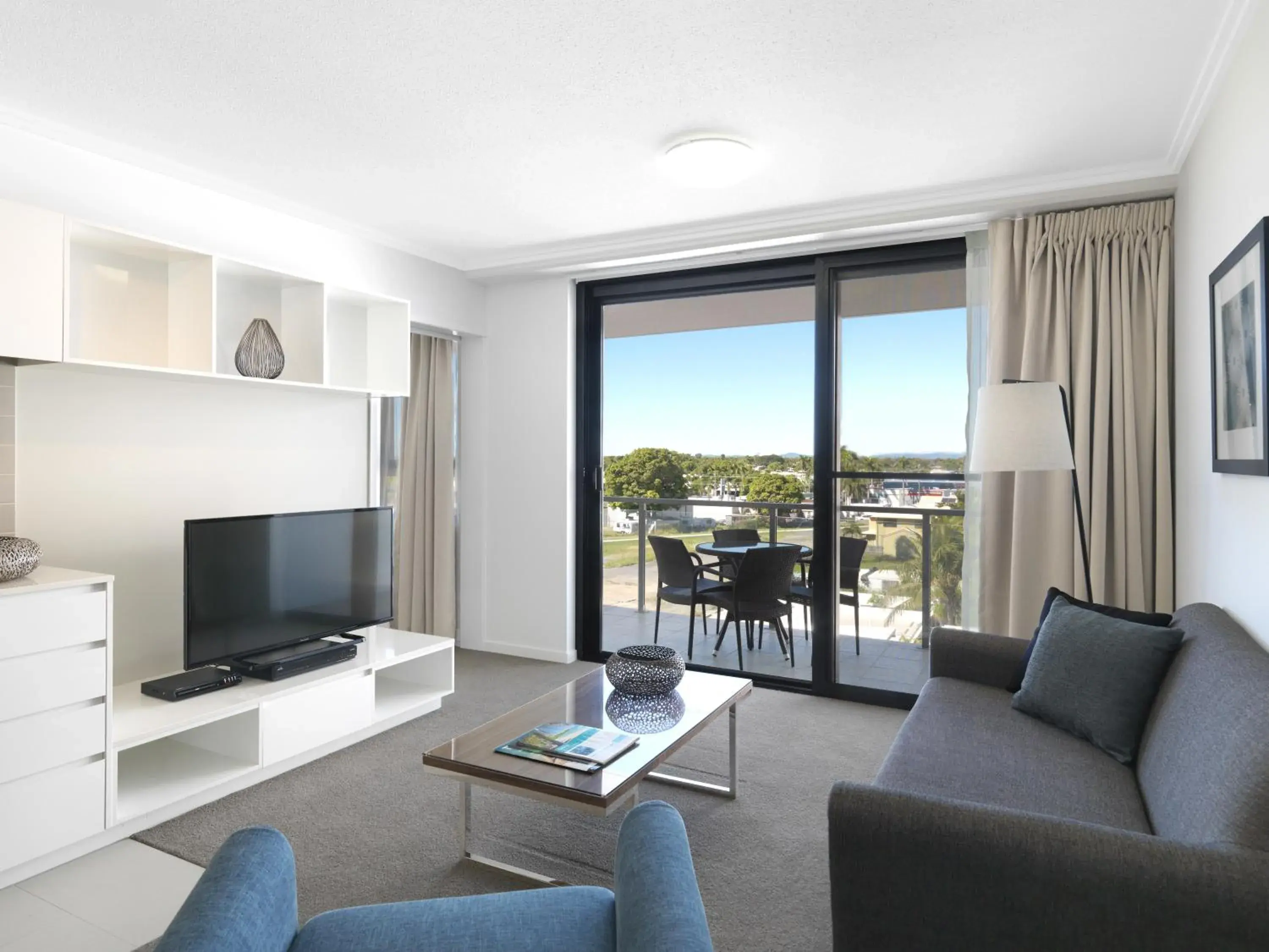 TV and multimedia in Oaks Mackay Carlyle Suites TV and multimedia in Oaks Mackay Carlyle Suites