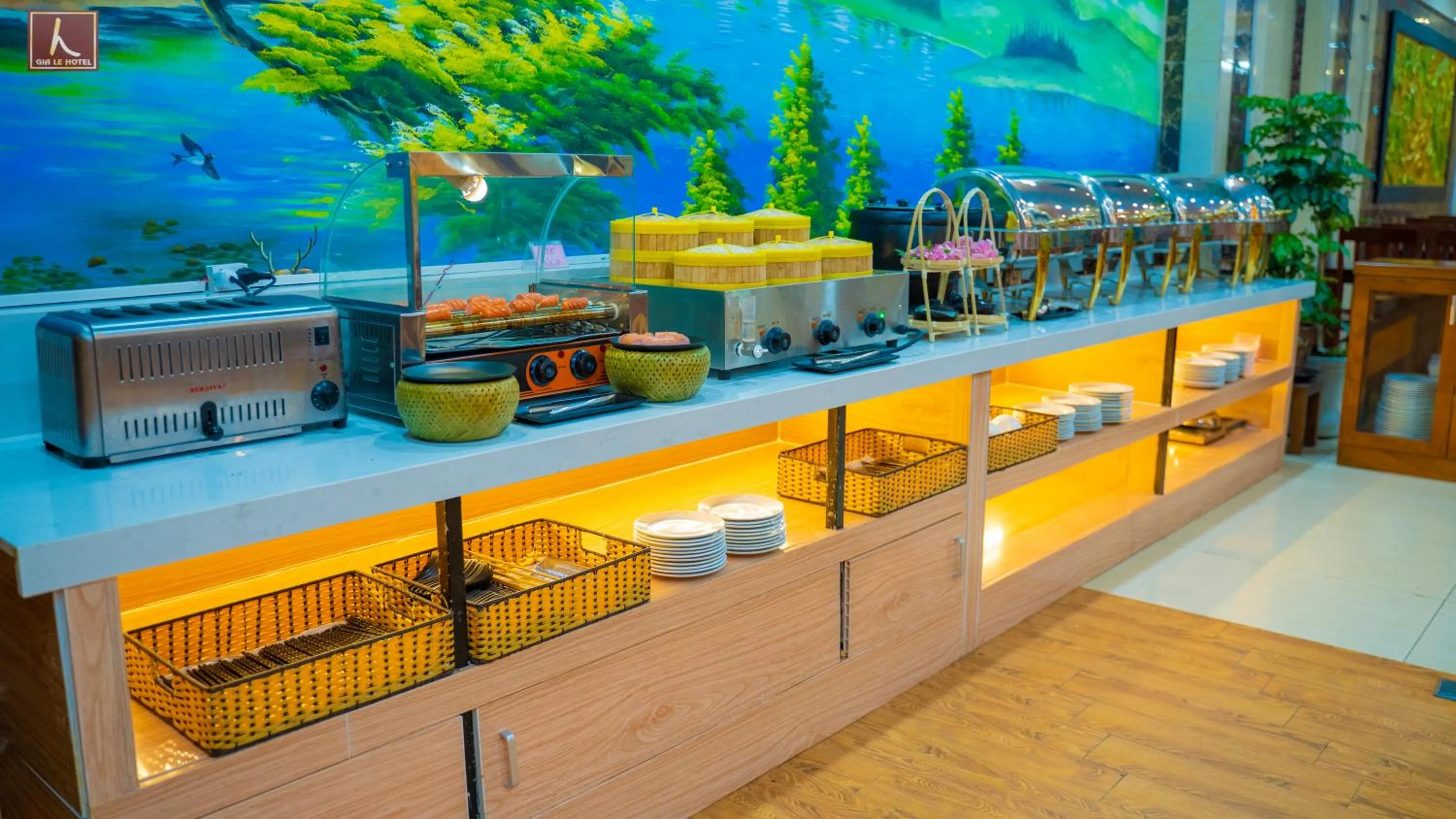 Restaurant/places to eat in Gia Le Hotel