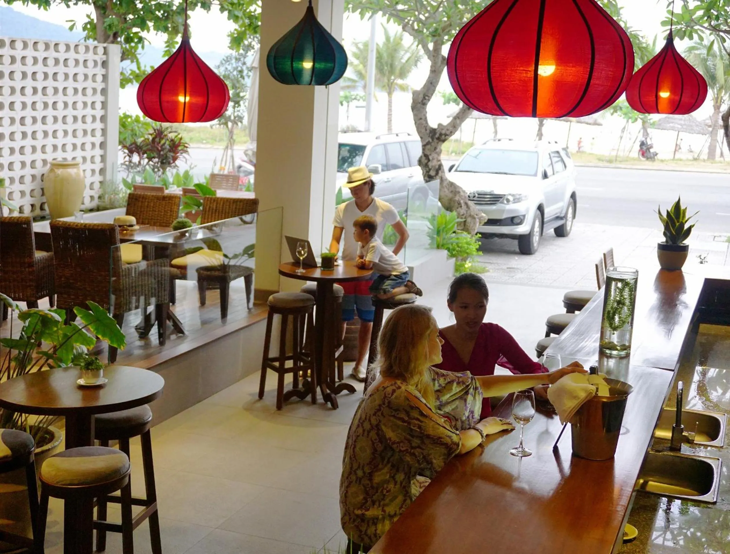 Lounge or bar in Dan Oasis Hotel and Apartment