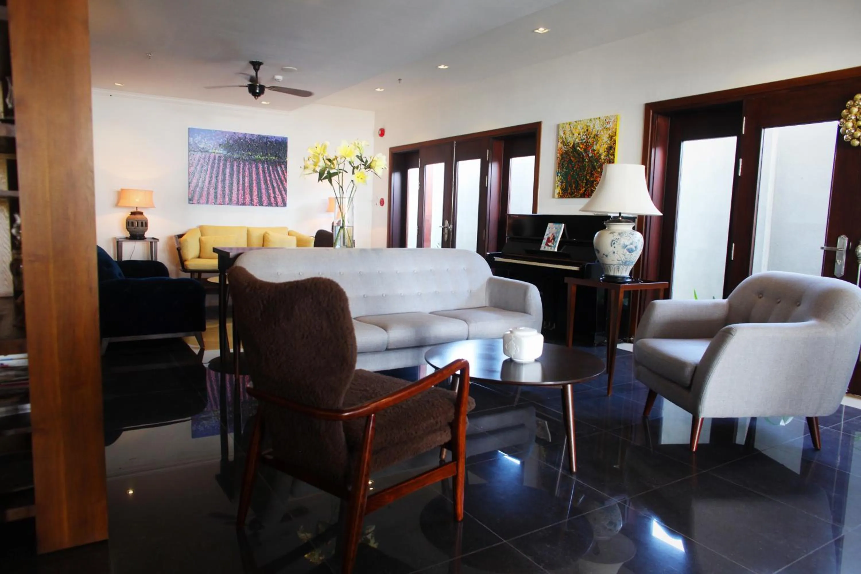 Communal lounge/ TV room in Dan Oasis Hotel and Apartment