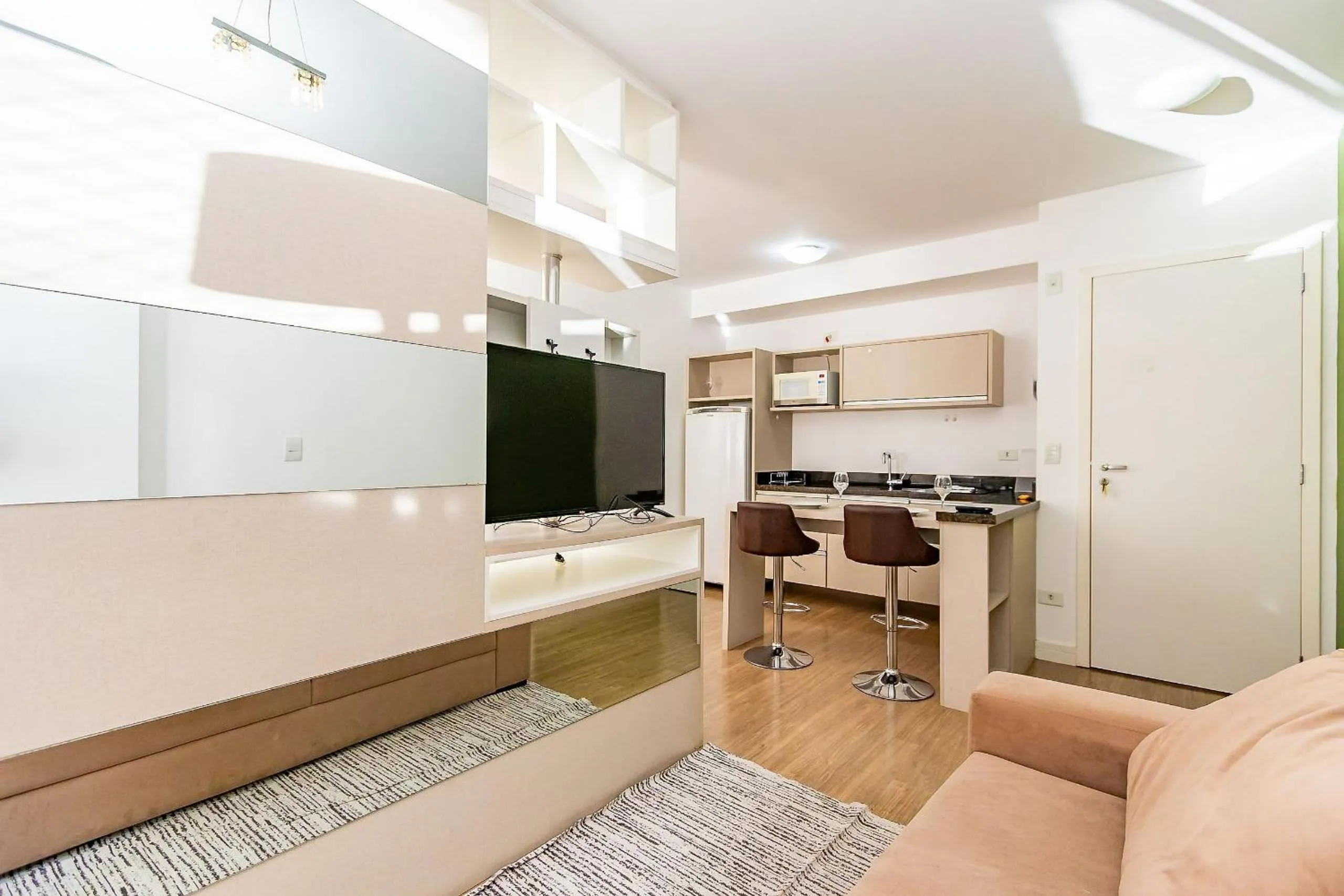 Living room in Apto em frente ao shopping com piscina aquecida