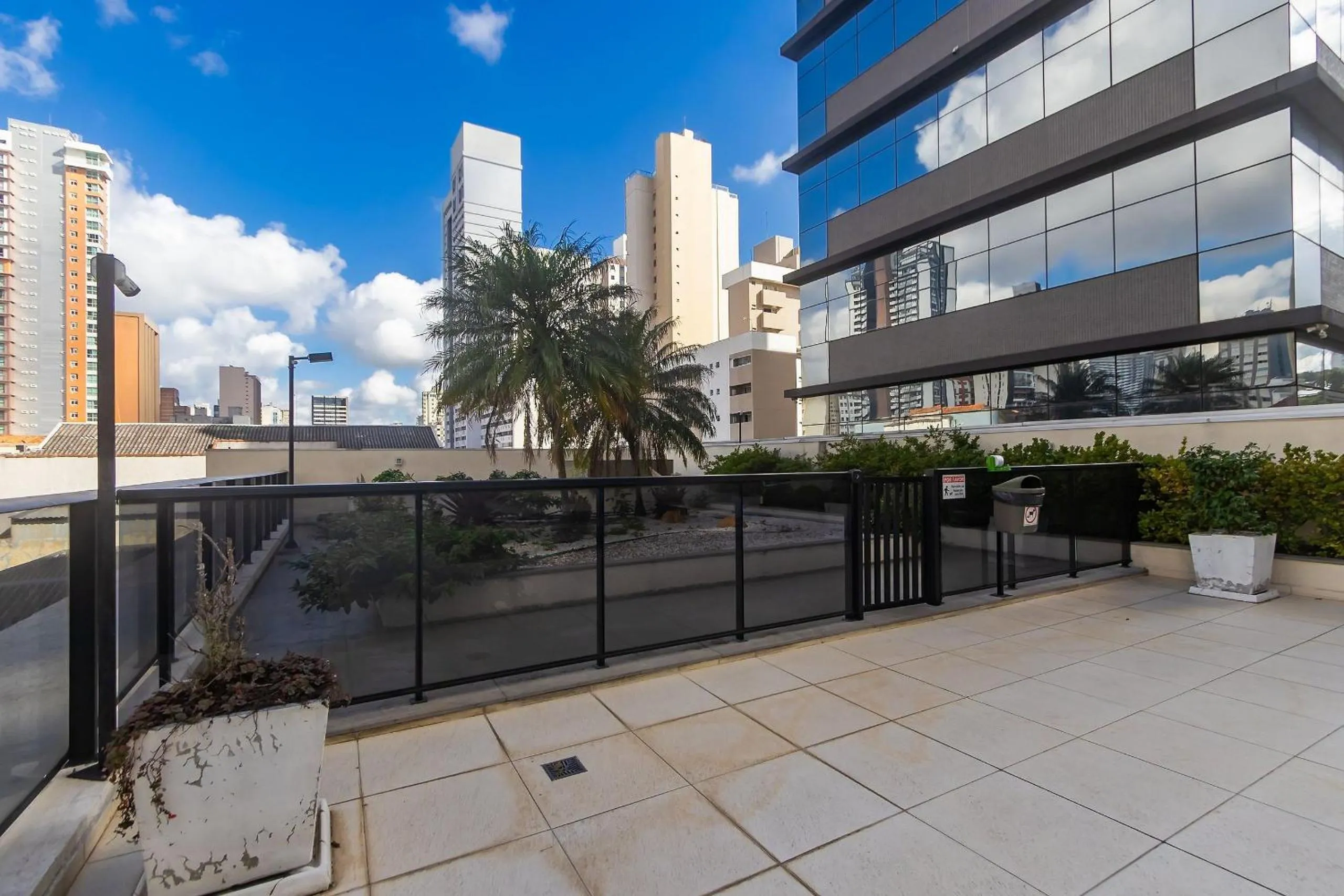 Apto em frente ao shopping com piscina aquecida